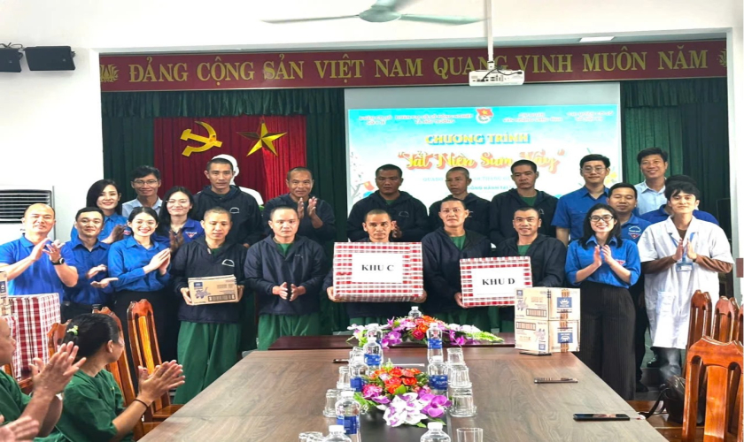 Ấm áp bữa cơm “Tất niên sum vầy” cho bệnh nhân tâm thần