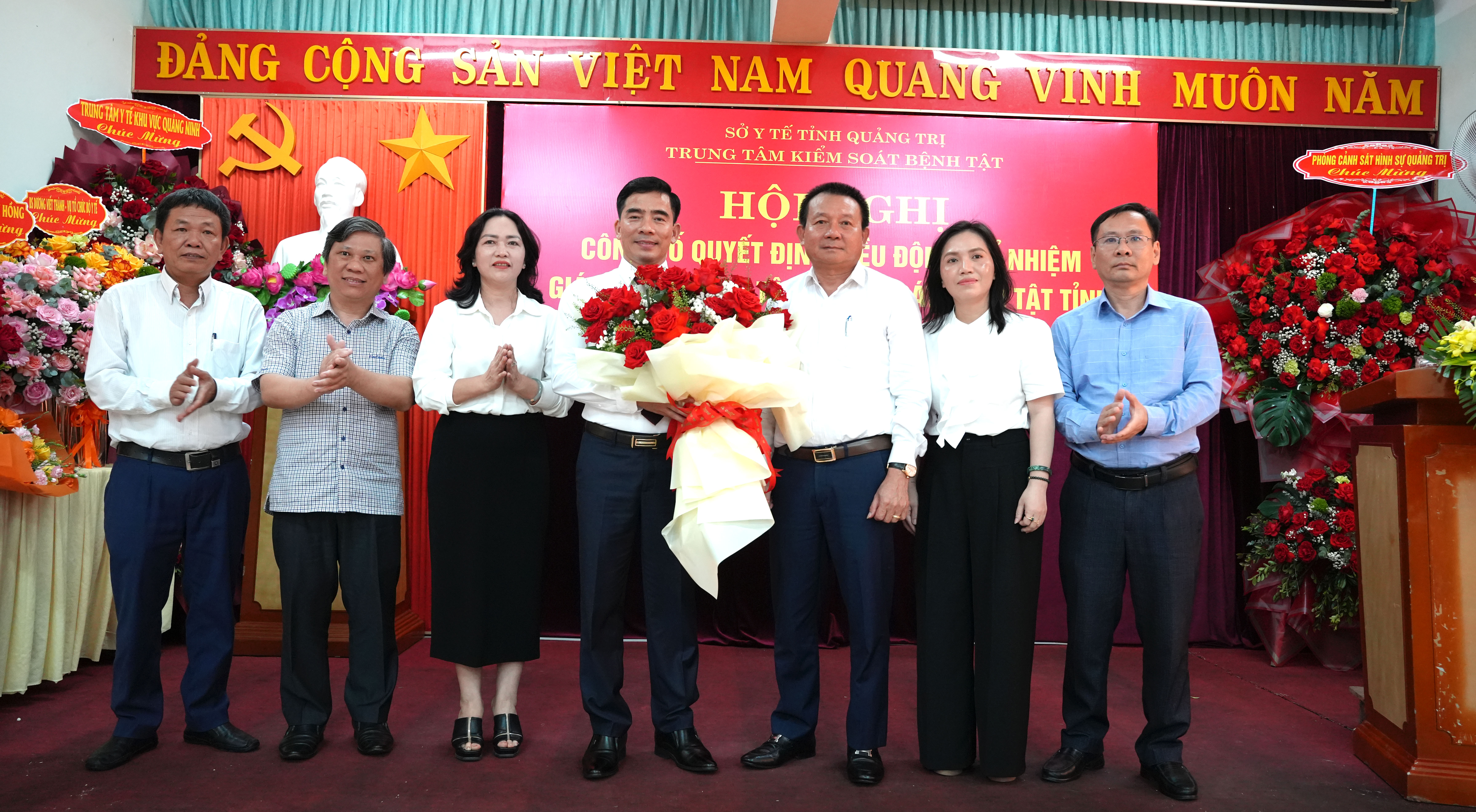 Các_đồng_chí_trong_Ban_Giám_đốc_tặng_hoa_chúc_mừng_Tân_Giám_đốc_Trung_tâm_Kiểm_soát_bệnh_tật_tỉnh_NKT_2026.JPG