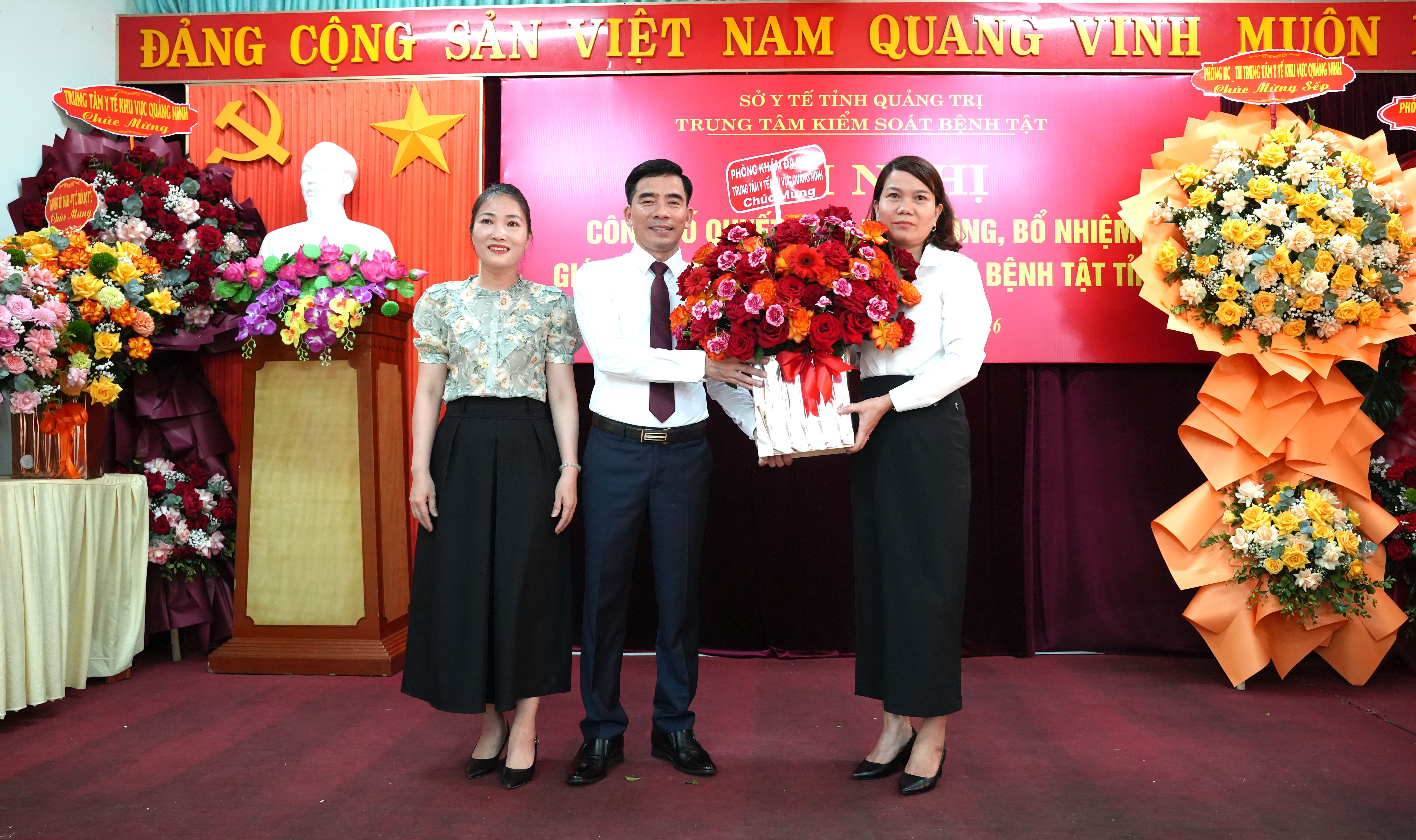 Các_đồng_chí_trong_Ban_Giám_đốc_tặng_hoa_chúc_mừng_Tân_Giám_đốc_Trung_tâm_Kiểm_soát_bệnh_tật_tỉnh_mấy_chj_gái.JPG