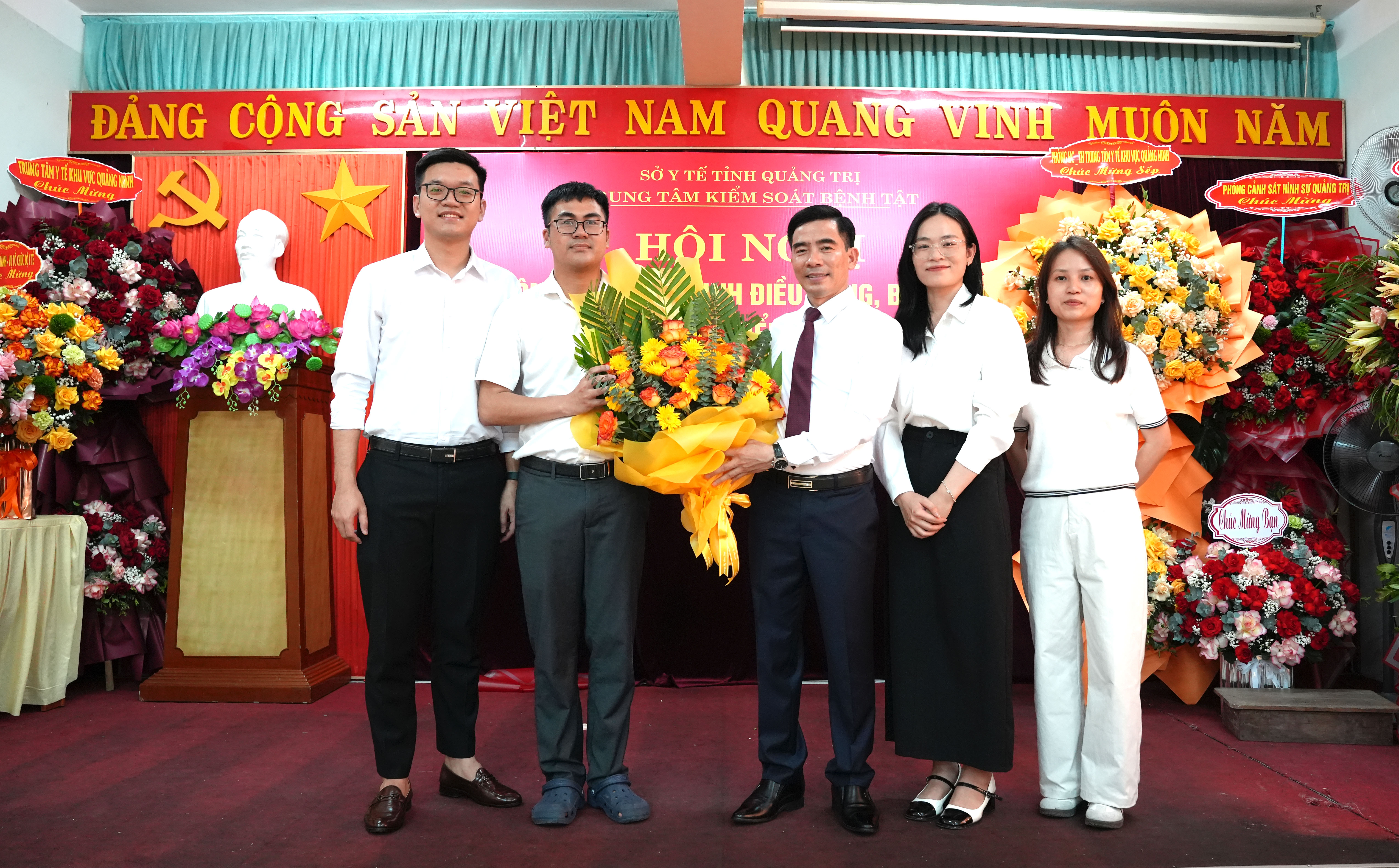 Các_đồng_chí_trong_Ban_Giám_đốc_tặng_hoa_chúc_mừng_Tân_Giám_đốc_Trung_tâm_Kiểm_soát_bệnh_tật_tỉnh_Đoàn_thanh_niên_đơn_vị_THỌ_L.JPG