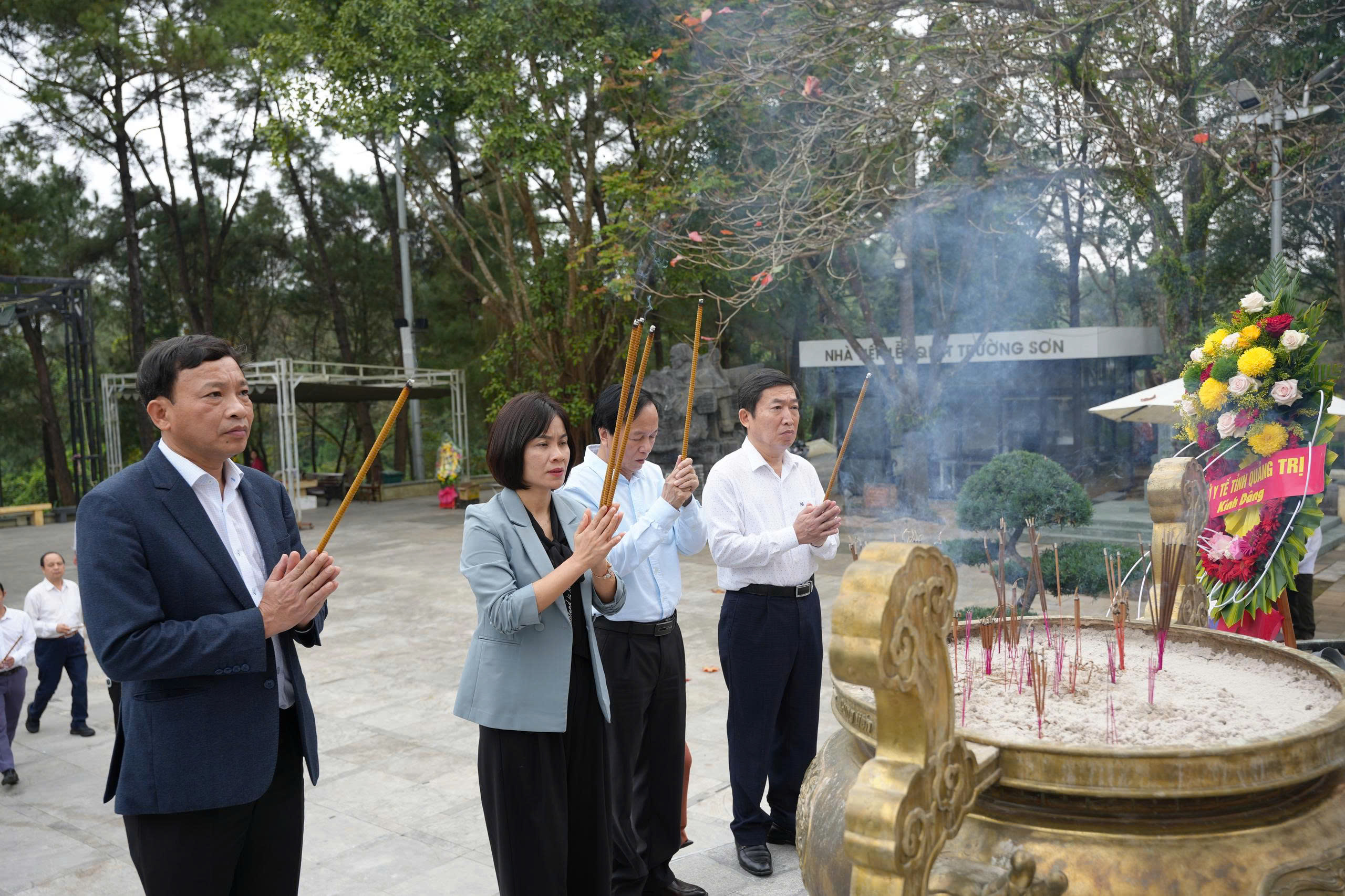 Lãnh_đạo_Sở_Y_tế_tỉnh_Quảng_Trị_thắp_hương_tưởng_niệm_các_Anh_hùng_liệt_sĩ_tại_Nghĩa_trang_liệt_sĩ_Quốc_gia_Trường_Sơnsquyeet26.jpg