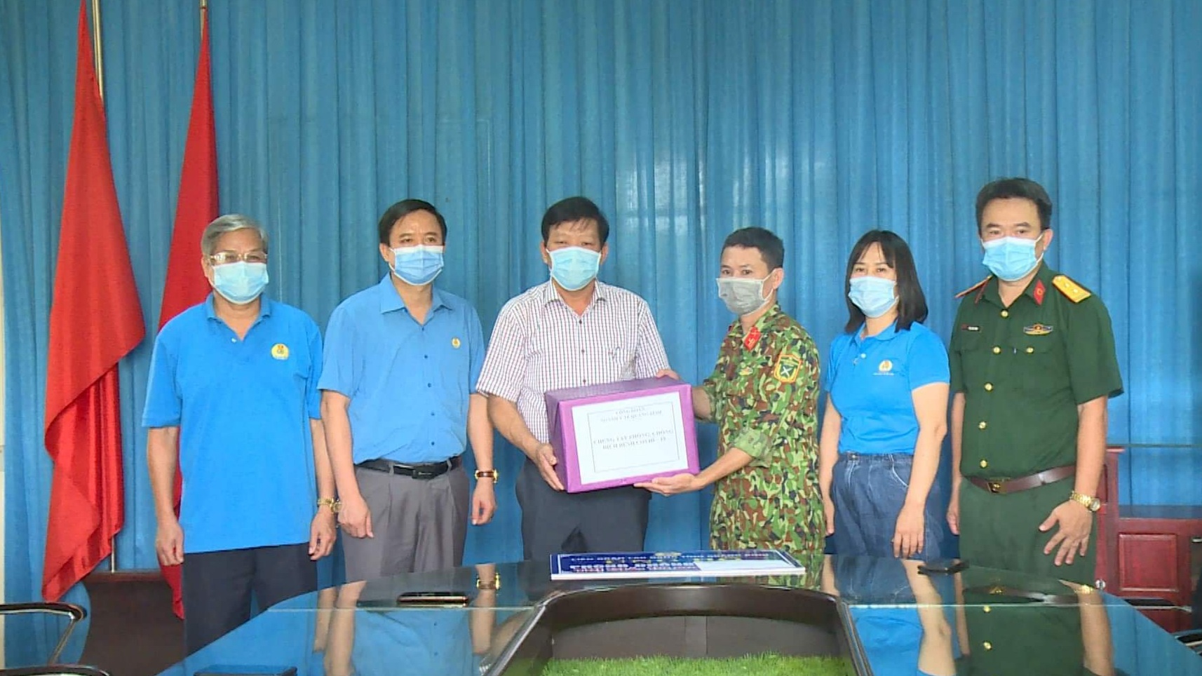 1 Bác sỹ Phan Thanh Hải Phó giám đốc Chủ tịch công đoàn ngành trào qìa hổ trợ công tác phòng chống Covid 19 cho khu cách ly trường Quân sự củ