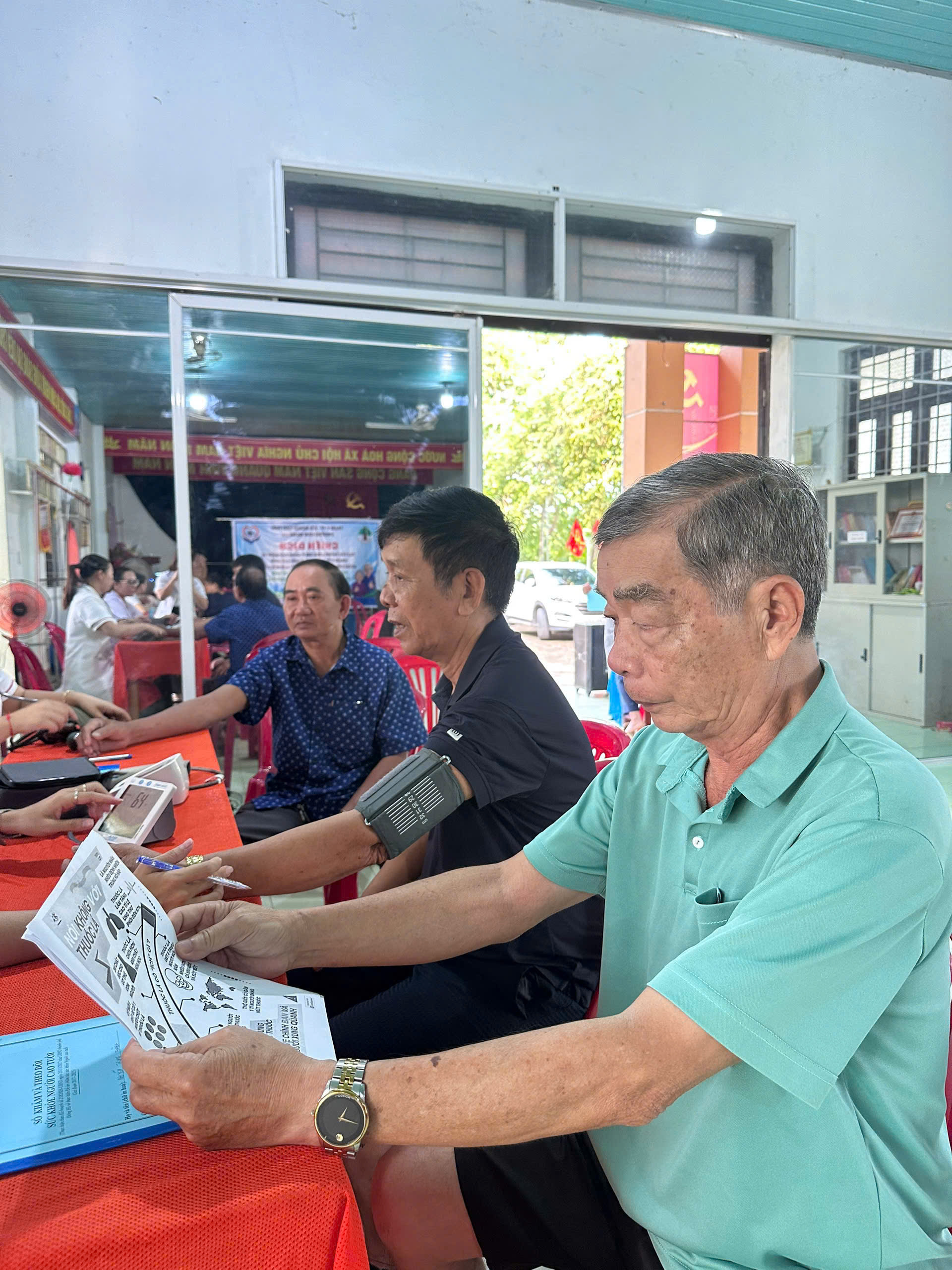 Tuyên_truyền_phòng_chống_tác_hại_thuốc_lá_cho_người_dân_đến_khám.fggggggg.jpg