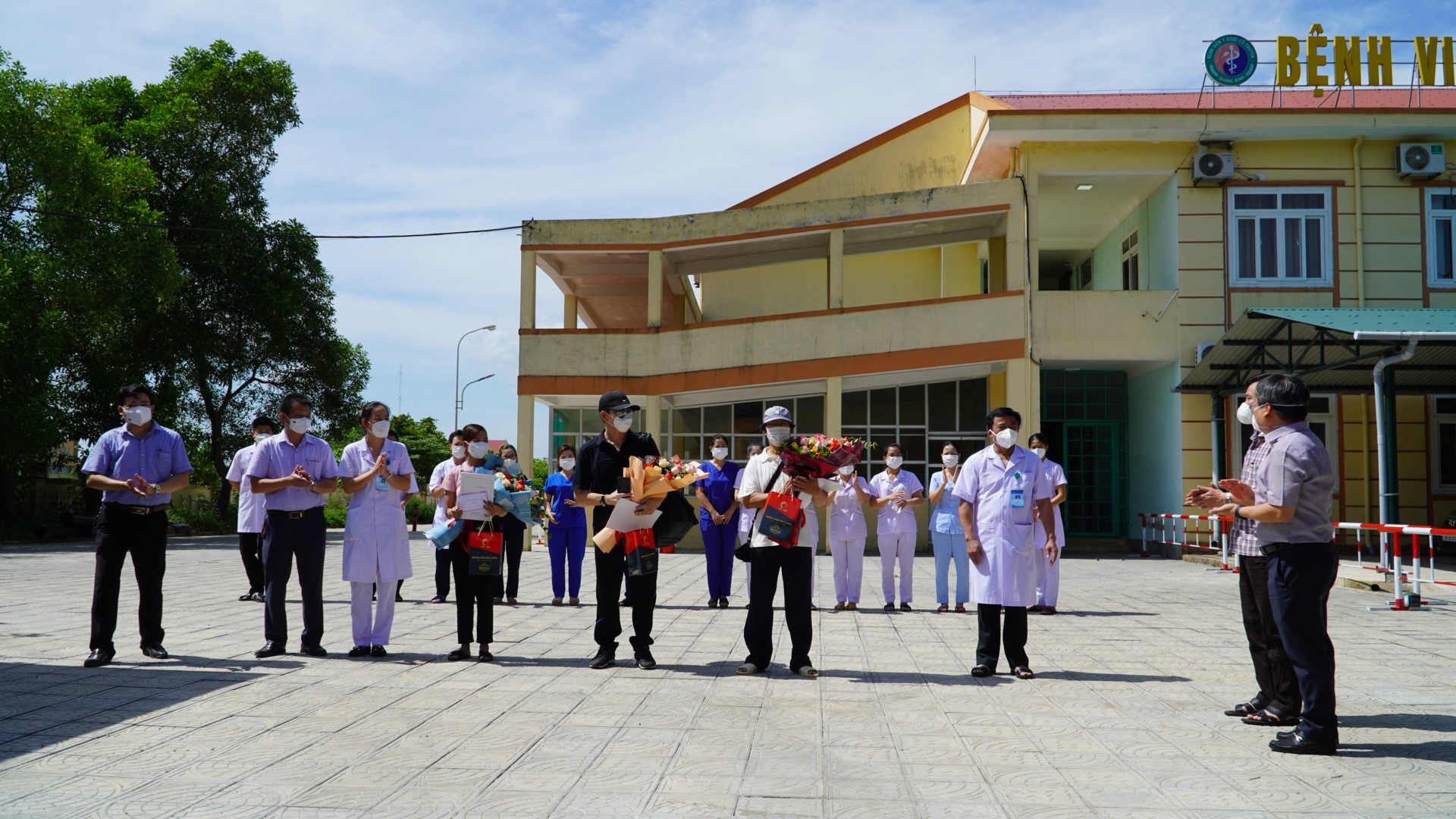 3 bệnh nhân Covid 19 đã được điều trị khỏi bệnh xuất viện Large