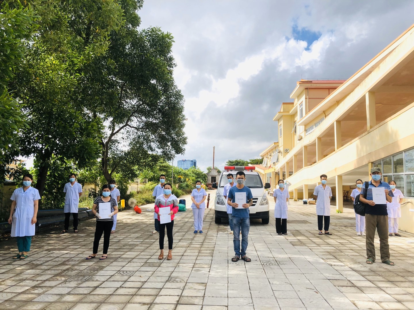 4 thằng ra viện Large