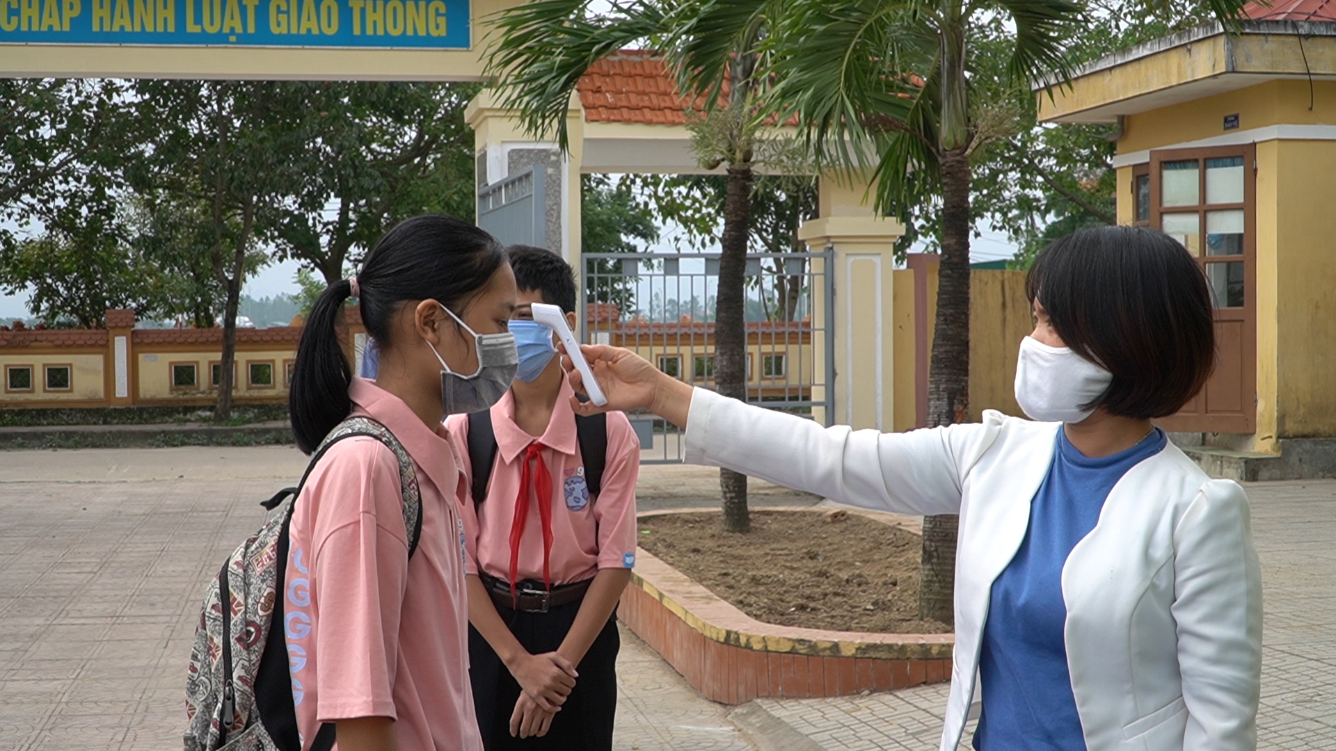 A2 Kiểm tra thân nhiệt hằng ngày tại trường học trên địa bàn