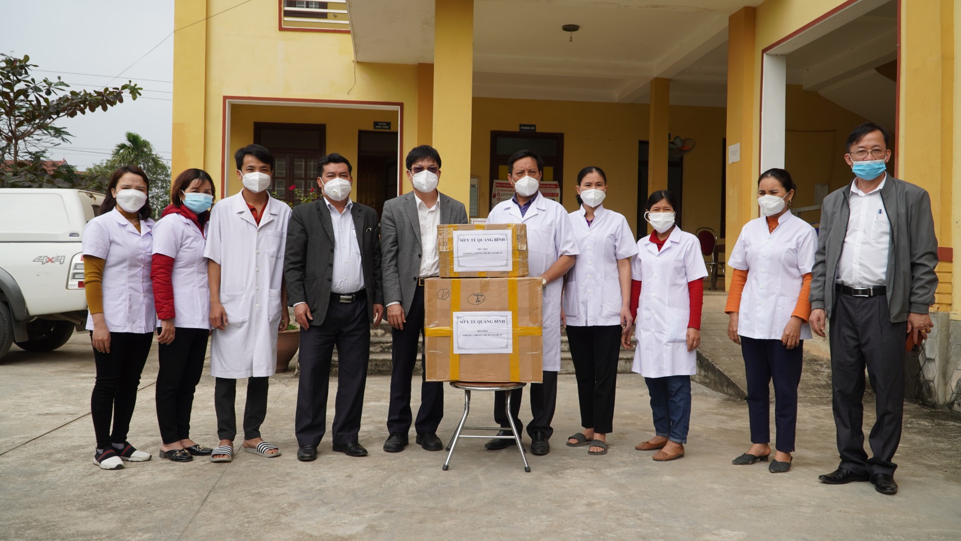 A2 Trao một số trang thiết bị phòng chống dịch Covid 19 cho Trạm y xã Tiến Hóa huyện Tuyên Hóa Custom