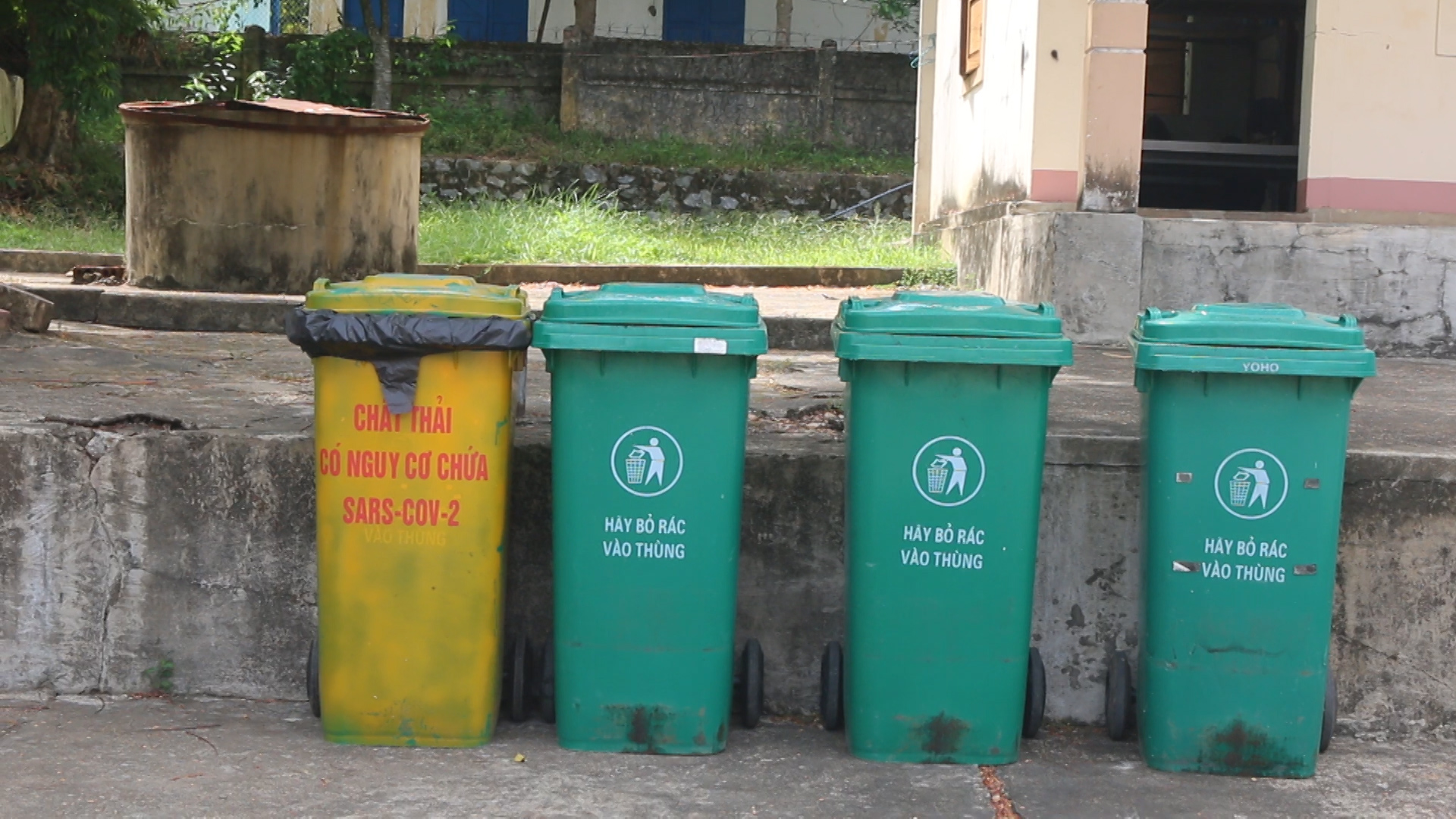 A3 Các thùng đựng được bố trí theo đúng quy định của Bô Y tế 