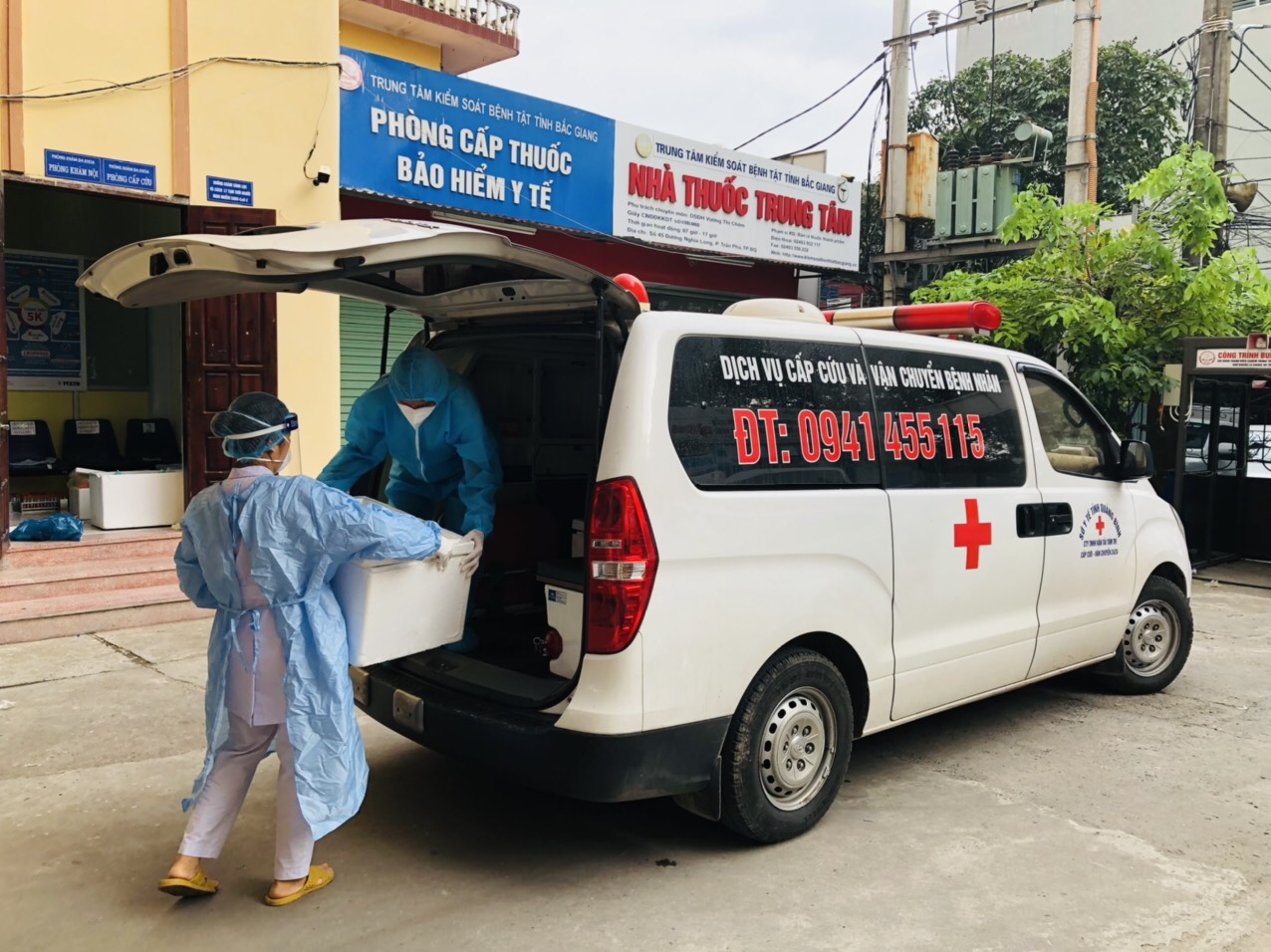 Anh 1 Đăng Minh Trí lái xe cứu thương vận chuyển mẫu xét nghiệm vật tư trang thiết tại tâm dịch Bắc Giang