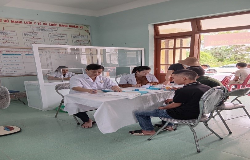 BS Trần Trùng Điệp và cán bộ Phòng khám Trung tâm Kiểm soát bệnh tật khám sức khỏe tâm thần cộng đồng tại huyện Tuyên Hóajpg