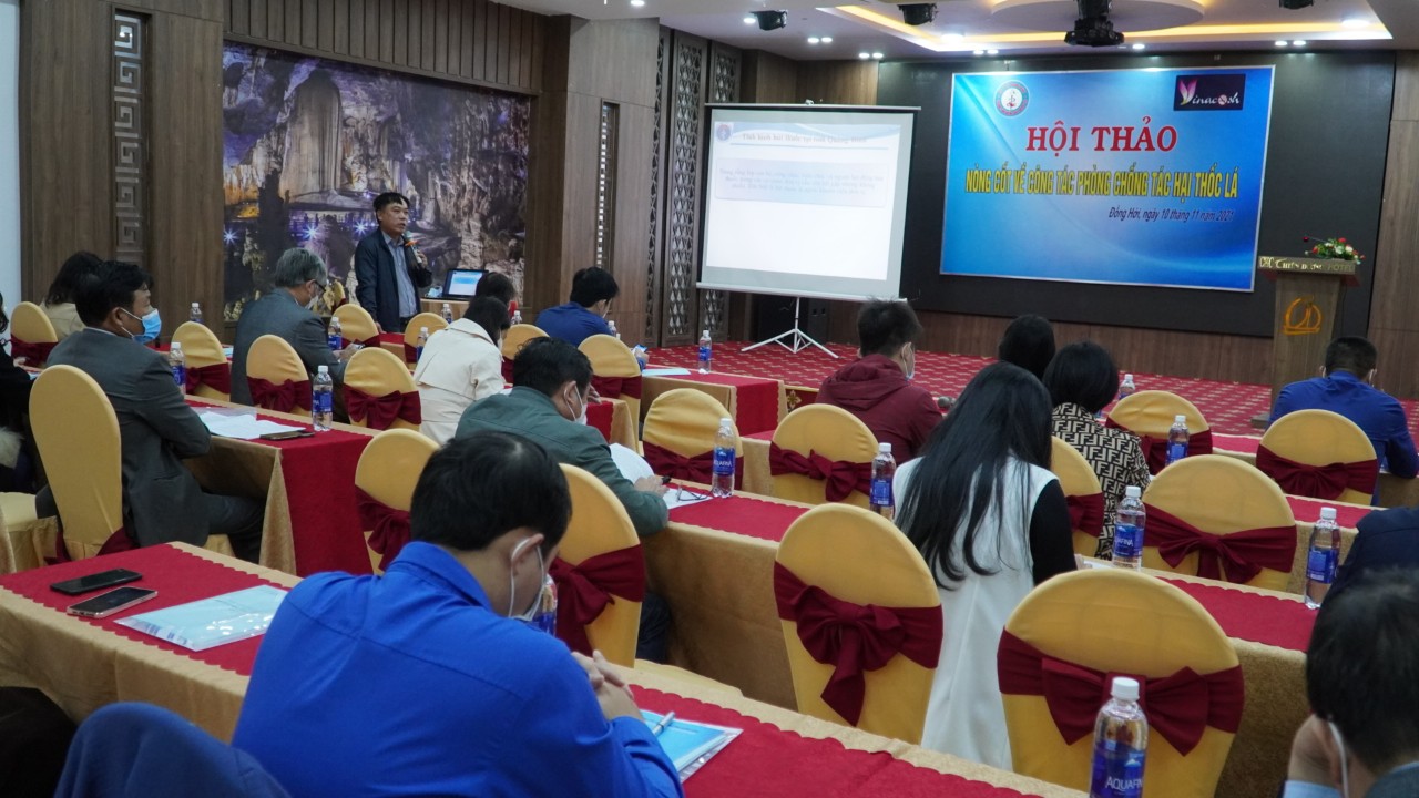 BS Đỗ Duy Hà Trưởng khoa phòng chống bệnh không lây nhiễm Trung tâm Kiểm soát bệnh tật trình bày các nội dung liên quan tại hội thảo