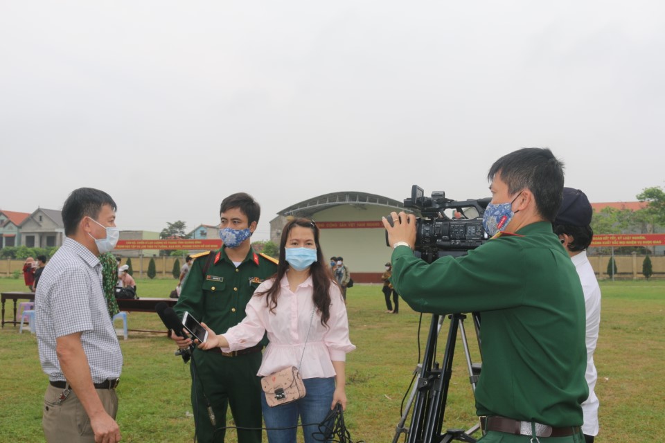 BS Đỗ Quốc Tiệp Giám đốc Trung tâm Kiểm soát bệnh tật trả lời các cơ quan Báo chí tại khu cách ly Custom