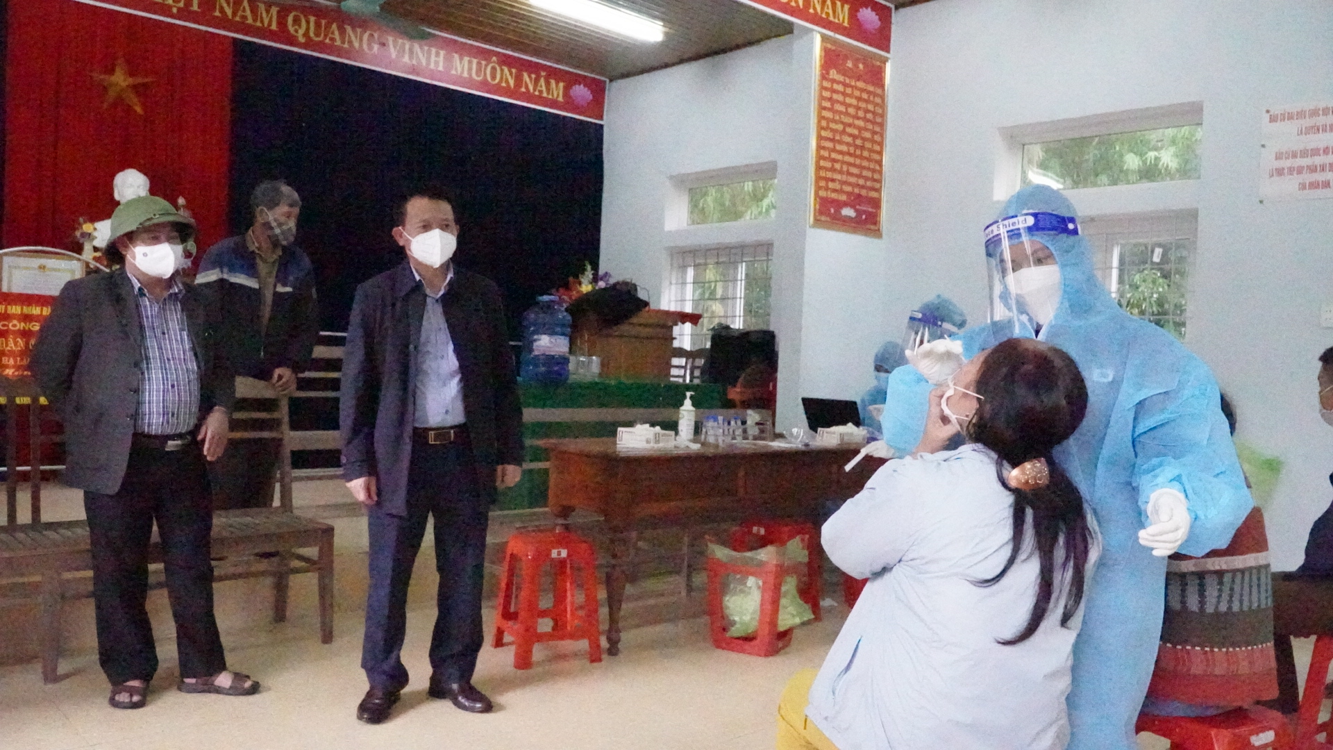 BS Đỗ Quốc Tiệp Giám đốc Trung tâm Kiểm soát bệnh tật tỉnh kiêm tra chỉ đạo công tác chống dịch tgaij xã Thuận Hóa1