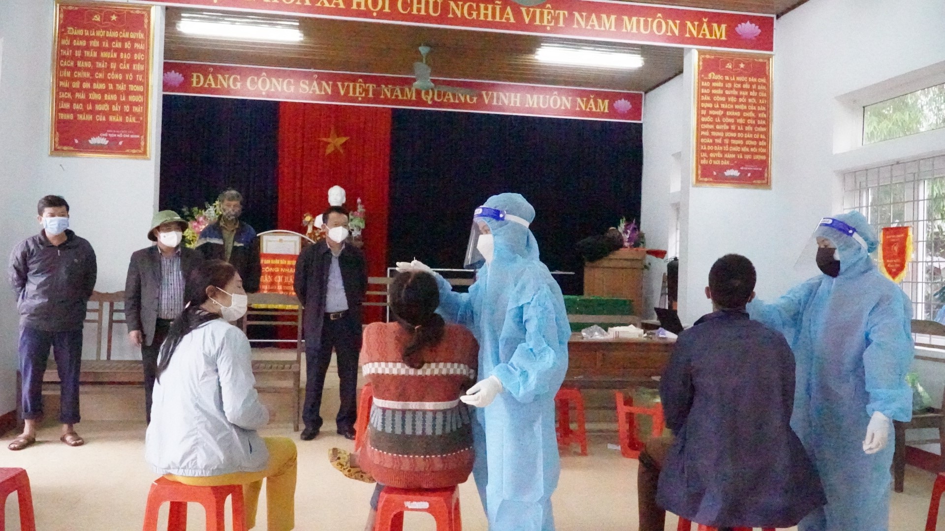 BS Đỗ Quốc Tiệp Giám đốc Trung tâm Kiểm soát bệnh tật tỉnh kiêm tra chỉ đạo công tác chống dịch tgaij xã Thuận Hóa Large