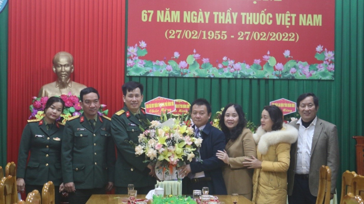 Ban Chỉ huy quân sự Thành phố Đồng Hới tặng hoa chúc mừng