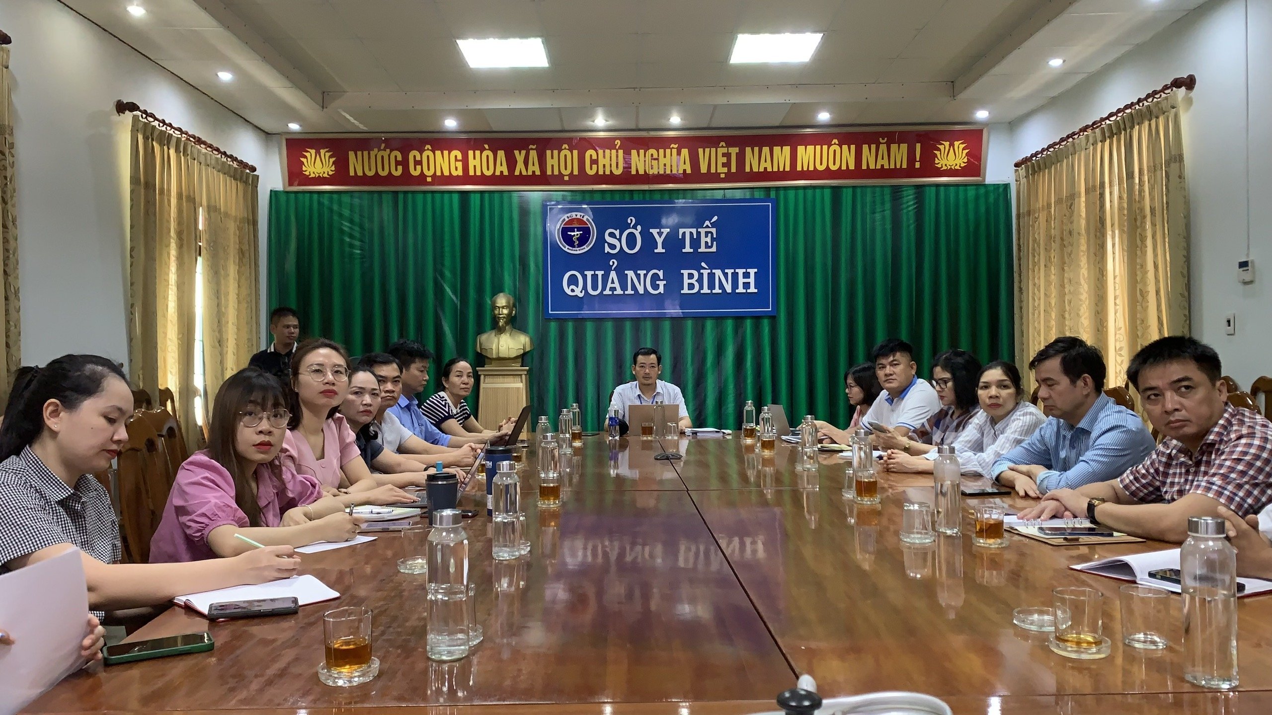 Bác sĩ Lê Thanh Tuân PGĐ Sở Y tế chủ trì hội nghị trực tuyến tại điểm cầu Sở Y tế