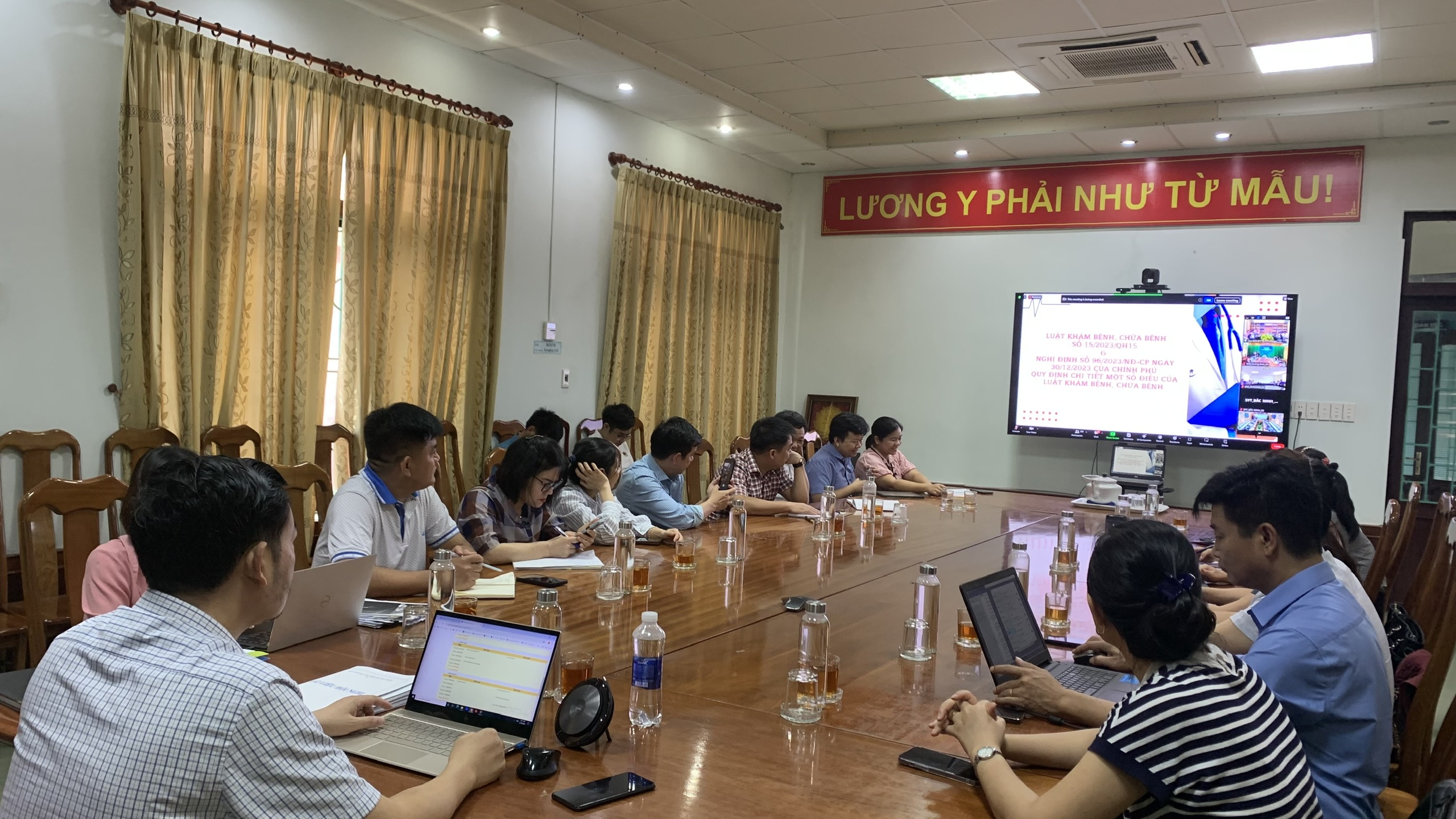 Bác sĩ Lê Thanh Tuân PGĐ Sở Y tế chủ trì hội nghị trực tuyến tại điểm cầu Sở Y tế 1