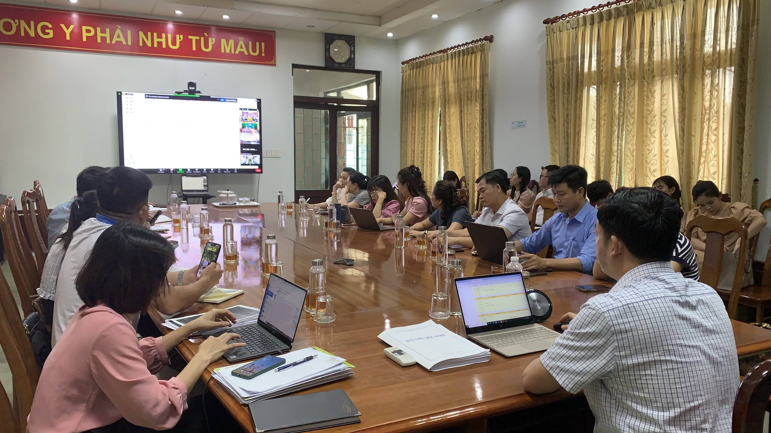 Bác sĩ Lê Thanh Tuân PGĐ Sở Y tế chủ trì hội nghị trực tuyến tại điểm cầu Sở Y tế 3