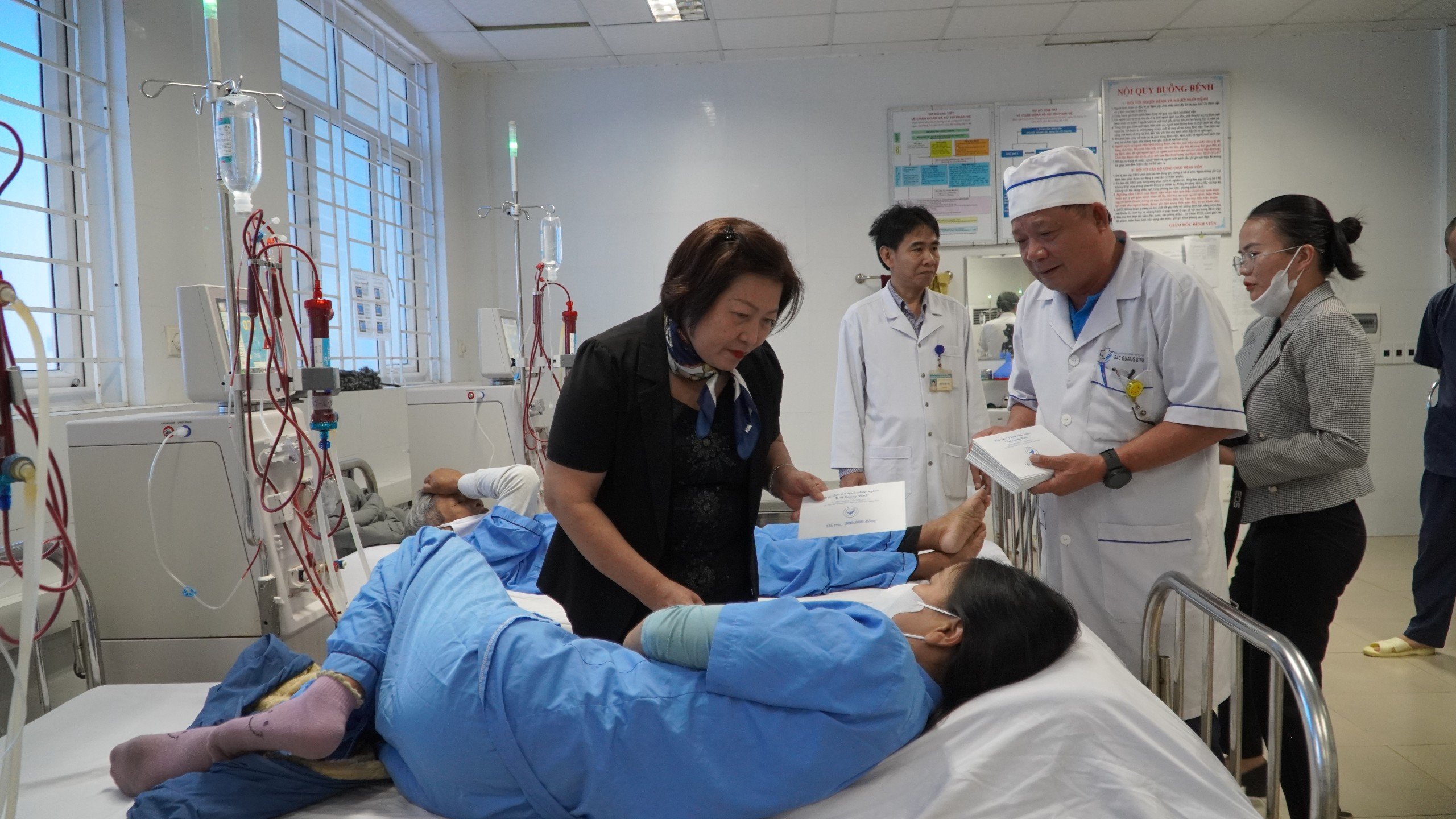 Bà Nguyễn Thị Thanh Hương Chủ tịch Hội Bảo trợ bệnh nhân nghèo trao quà động viên các bệnh nhân vượt qua khó khăn yên tâm điều trị bệnhjpg