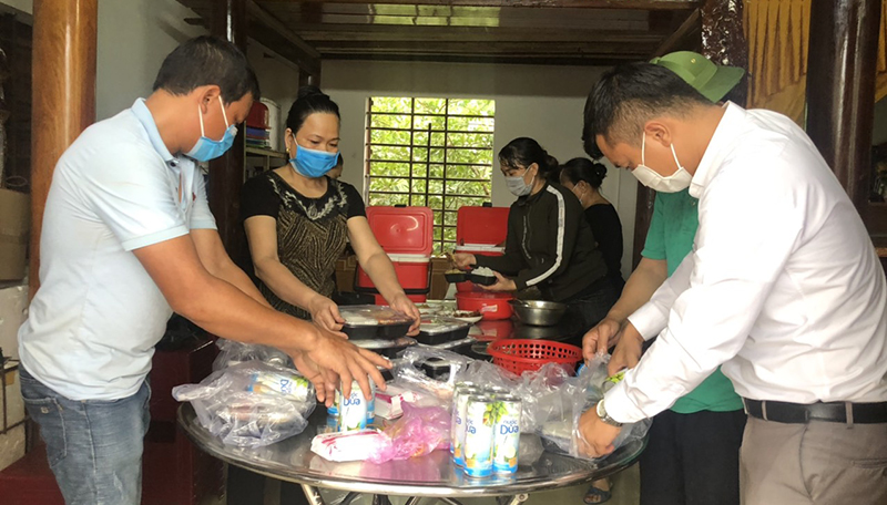 Bà con giáo xứ Vĩnh Phước xã Quảng Lộc nấu cơm chuẩn bị cho khu cách ly tập trungjpg