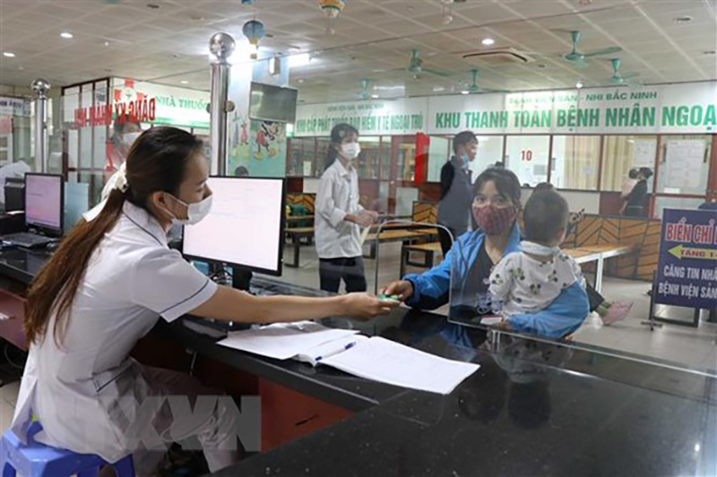 Bác sỹ Bệnh viện Sản Nhi Bắc Ninh phát thẻ khách hàng cho bệnh nhân đến khámjpg