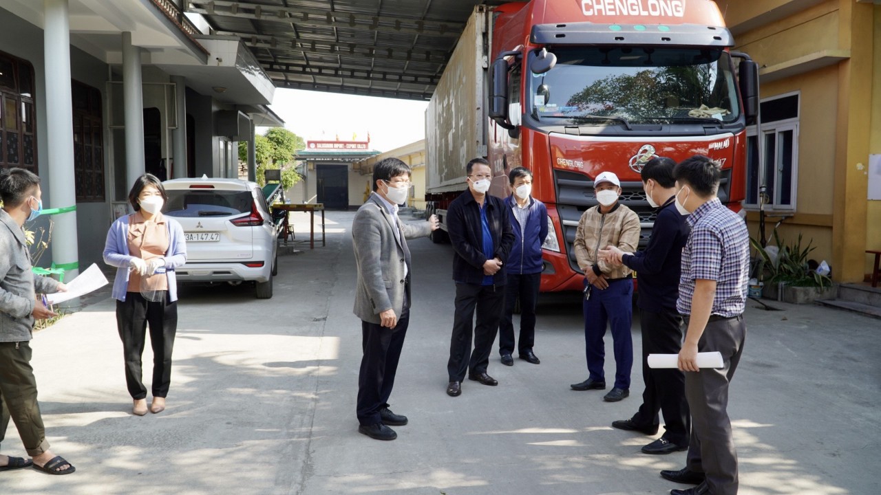 Bác sỹ Dương Thanh Bình Giám đốc Sở Y tế chỉ đạo công tác phòng chống dịch tại Công ty Dalu Surimijpg