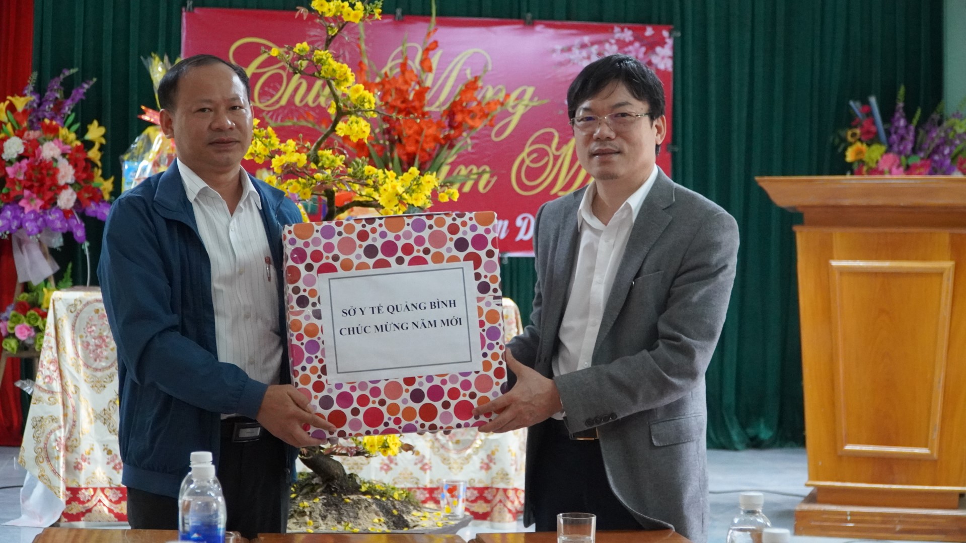 Bác sỹ Dương Thanh Bình Giám đốc Sở Y tế thăm chúc Tết Trạm Y tế xã Trường Sơn. Custom