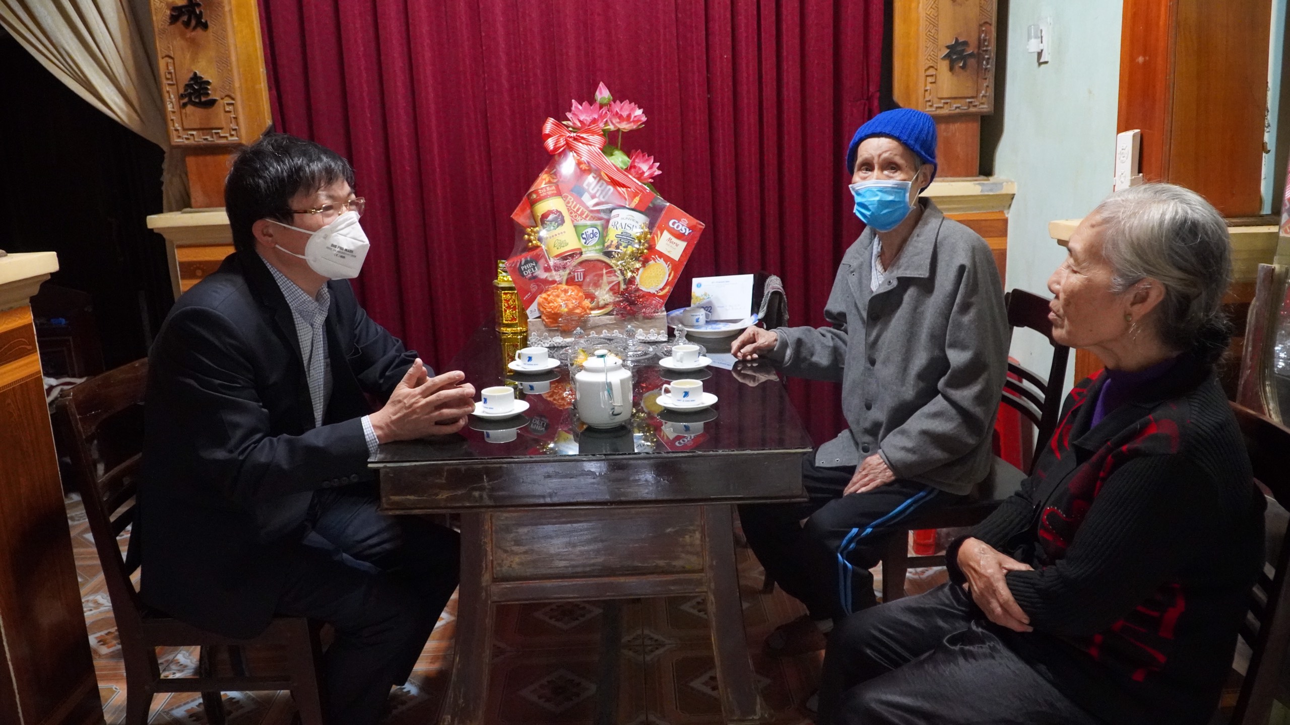 Bác sỹ Dương Thanh Bình Giám đốc Sở Y tế thăm chúc tết đồng chí Nguyễn Thị Thanh Hương nguyên Phó Chủ tịch Thường trực HĐND tỉnh nguyên Giám đốc Sở Y tế 1