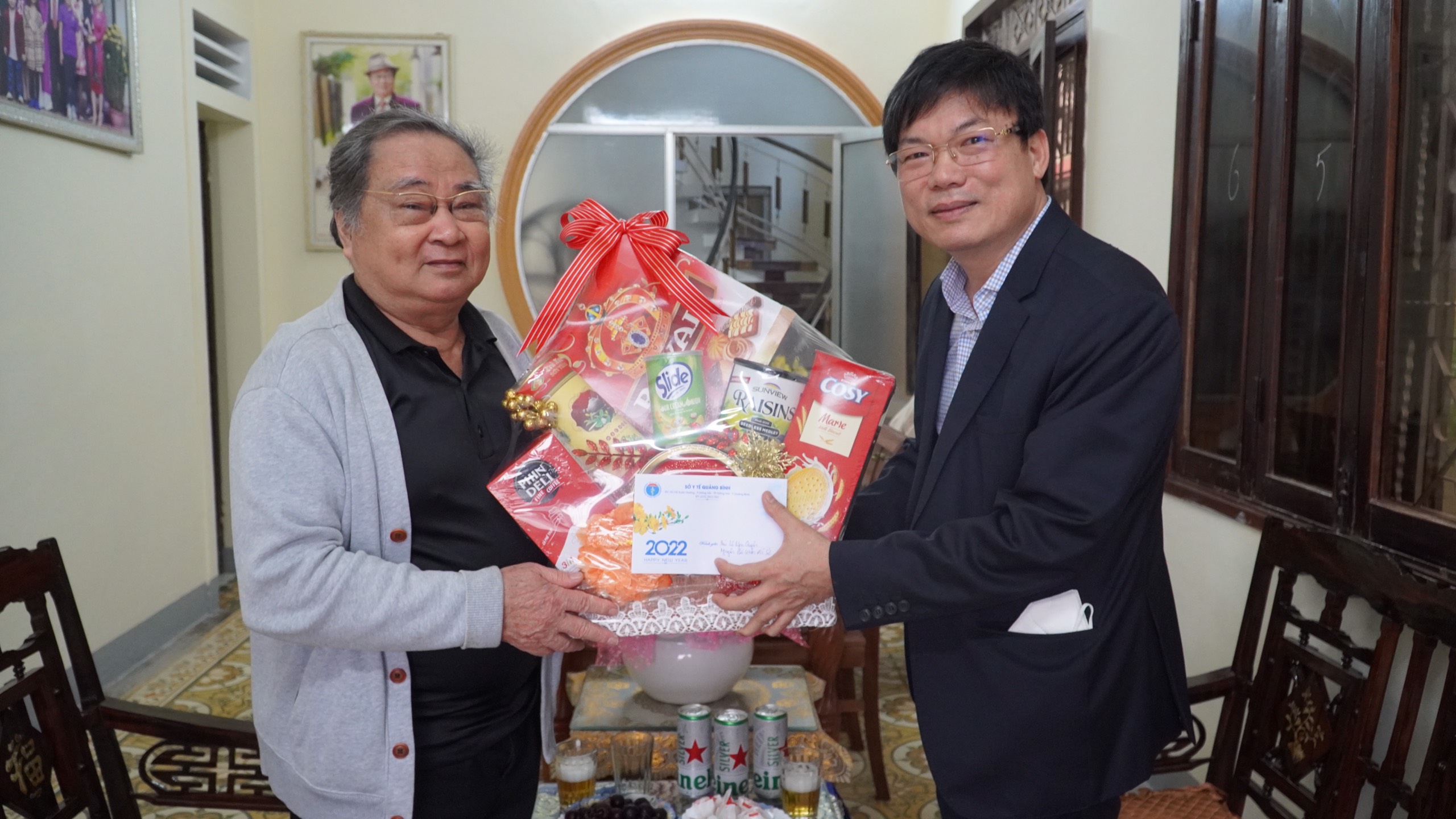 Bác sỹ Dương Thanh Bình Giám đốc Sở Y tế thăm chúc tết đồng chí Nguyễn Thị Thanh Hương nguyên Phó Chủ tịch Thường trực HĐND tỉnh nguyên Giám đốc Sở Y tế 3