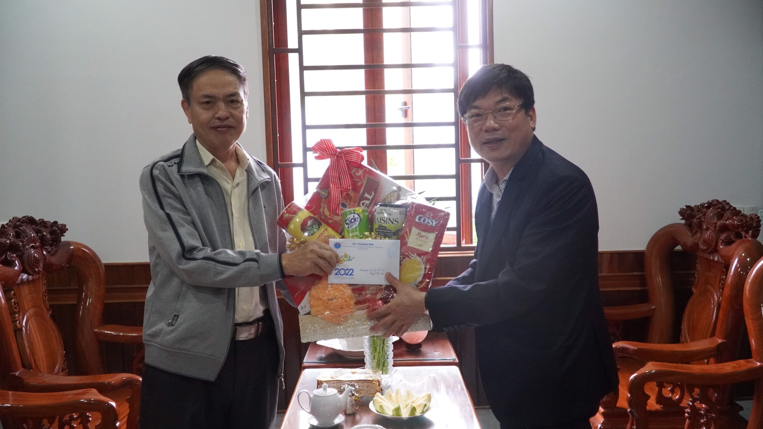 Bác sỹ Dương Thanh Bình Giám đốc Sở Y tế thăm chúc tết đồng chí Nguyễn Thị Thanh Hương nguyên Phó Chủ tịch Thường trực HĐND tỉnh nguyên Giám đốc Sở Y tế 6