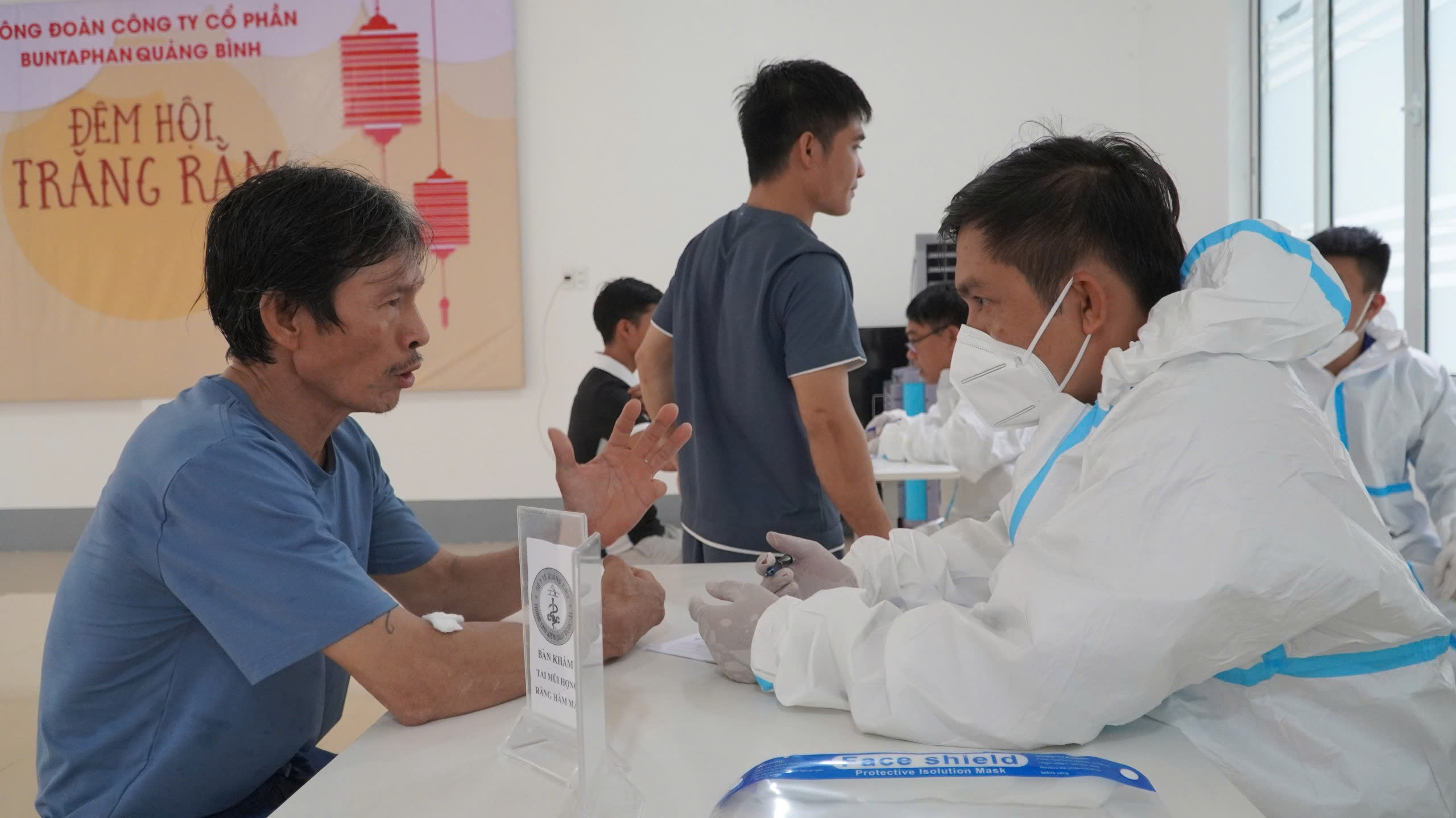 Bác sỹ Hoàng Ái Nhân Trưởng khoa SKMT YTTH BNN khám và tư vấn cho người lao động buntaphan