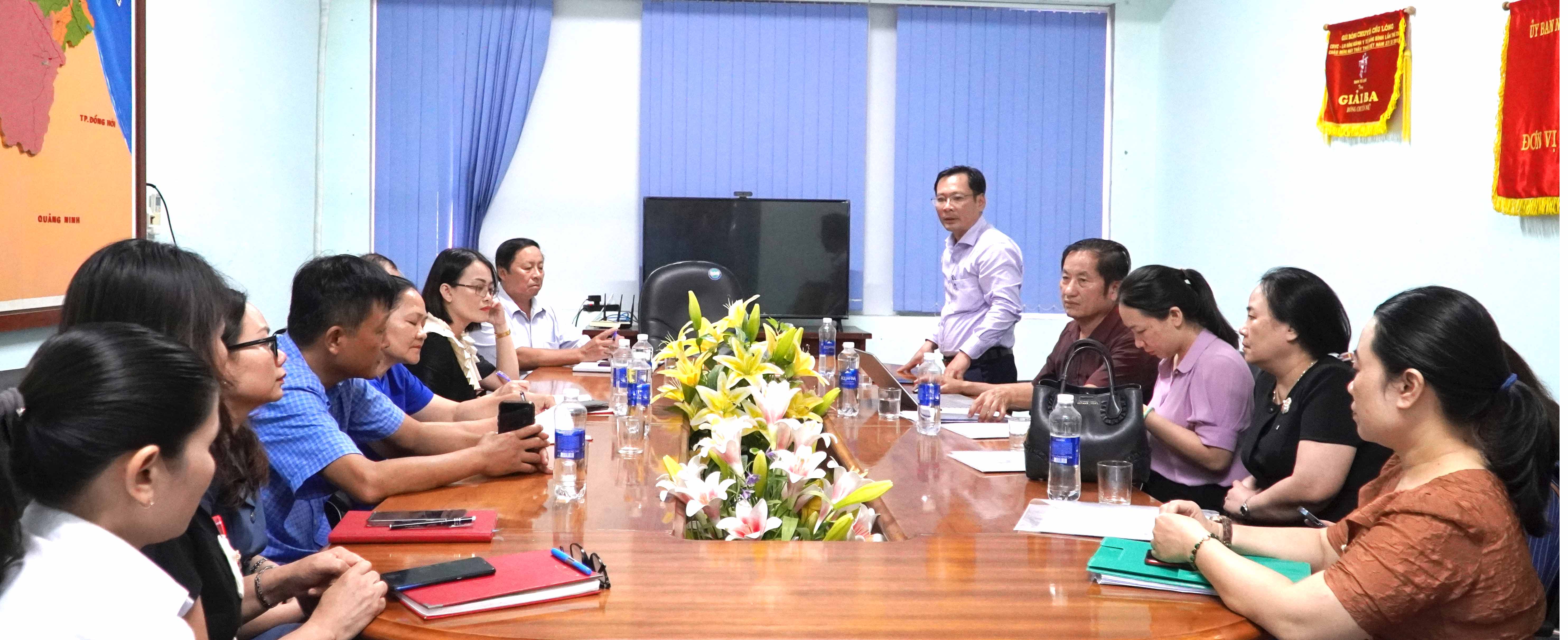 Bác sỹ Nguyễn Anh Đông Phó giám đốc Trung tâm Kiểm soát bệnh tật cùng đoàn công tác giám sát tại huyện Bố Trạch 