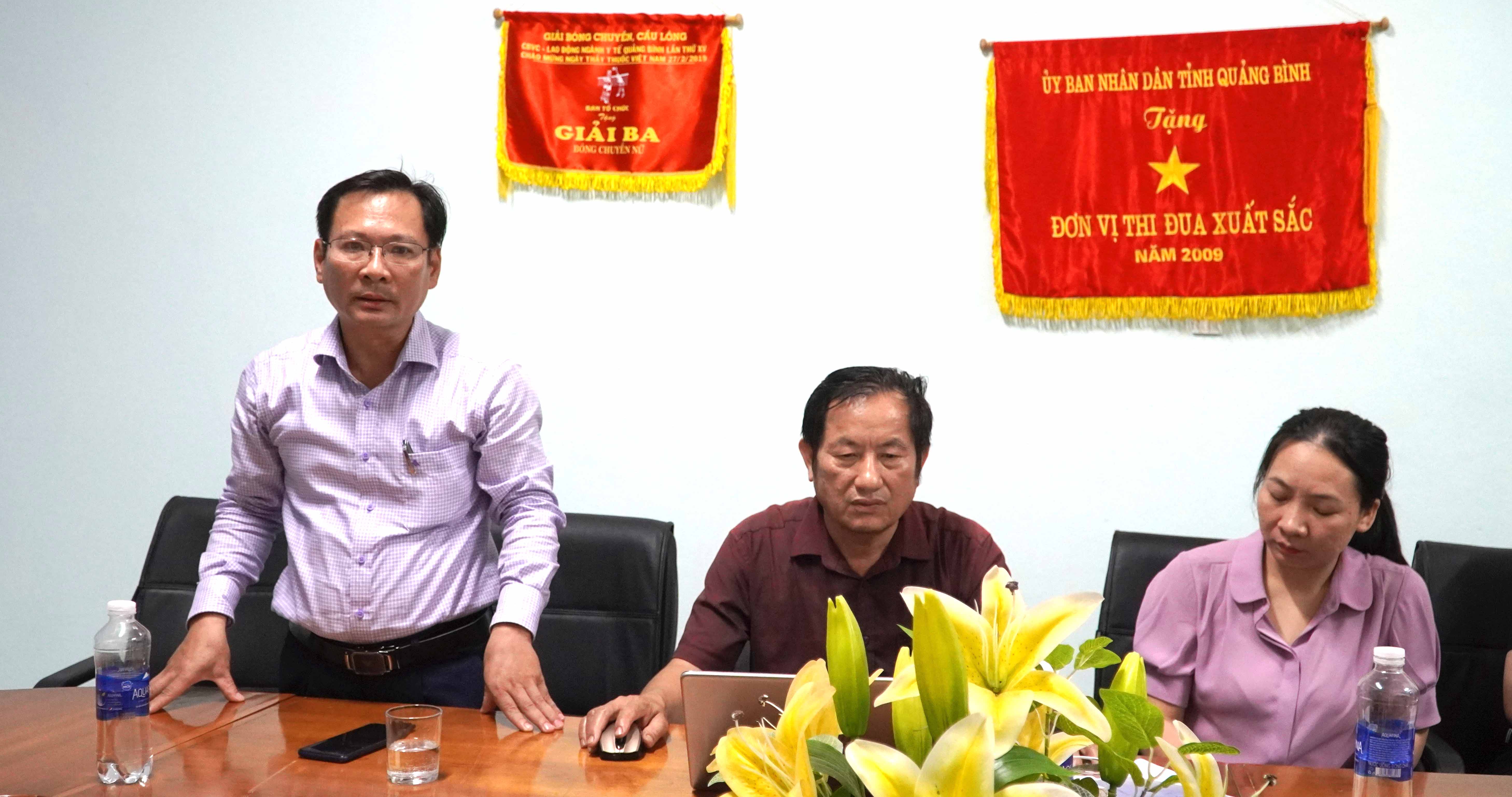 Bác sỹ Nguyễn Anh Đông Phó giám đốc Trung tâm Kiểm soát bệnh tật cùng đoàn công tác giám sát tại huyện Bố Trạch 2