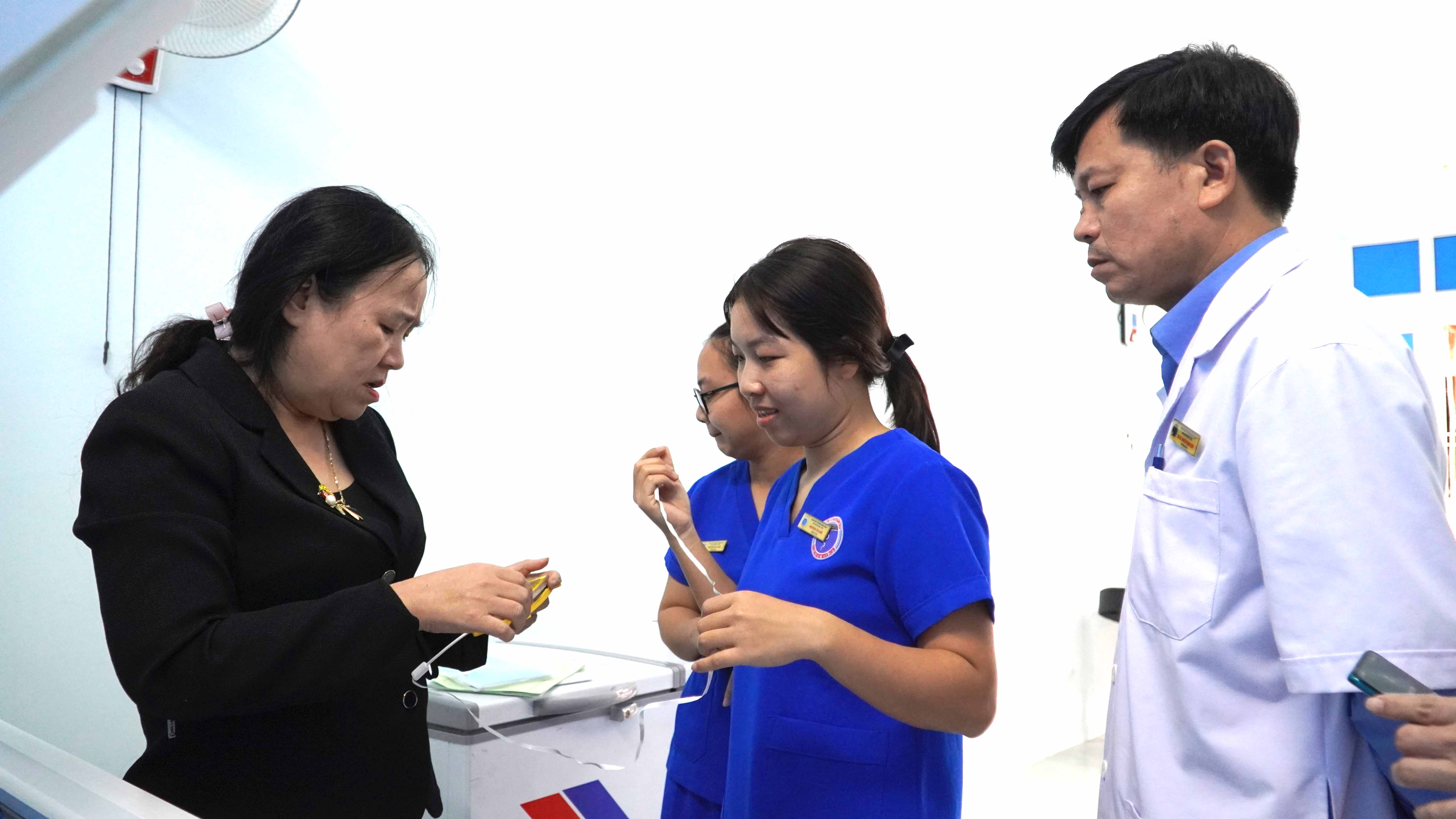 Bác sỹ Nguyễn Anh Đông Phó giám đốc Trung tâm Kiểm soát bệnh tật cùng đoàn công tác giám sát tại huyện Bố Trạch 3