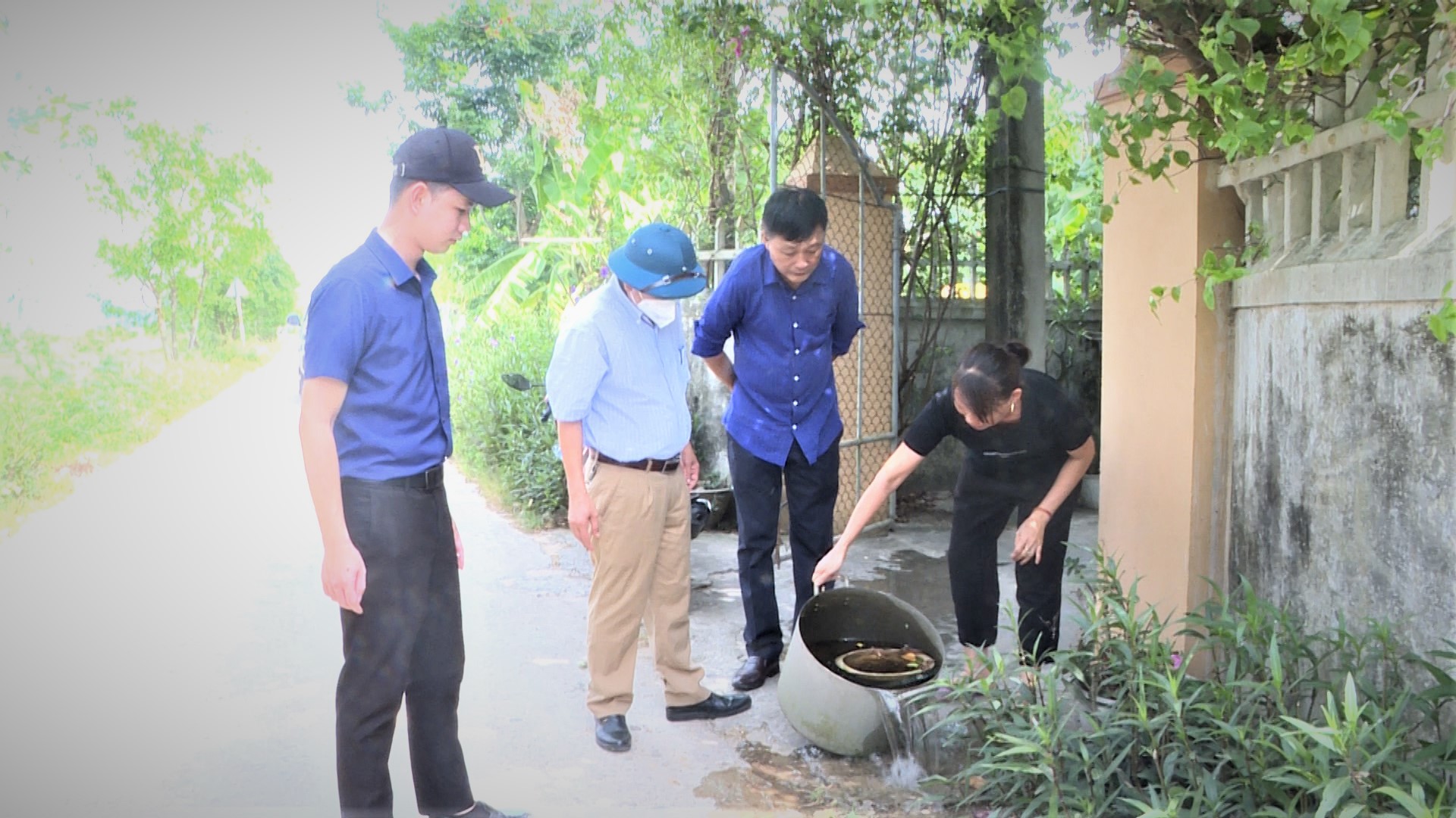 Bác sỹ Nguyễn Ngọc Ánh phó giám đốc Trung tâm giám sát công tác phòng chống sốt xuất huyết tại xã Hạ Trạch huyện Bố Trạch