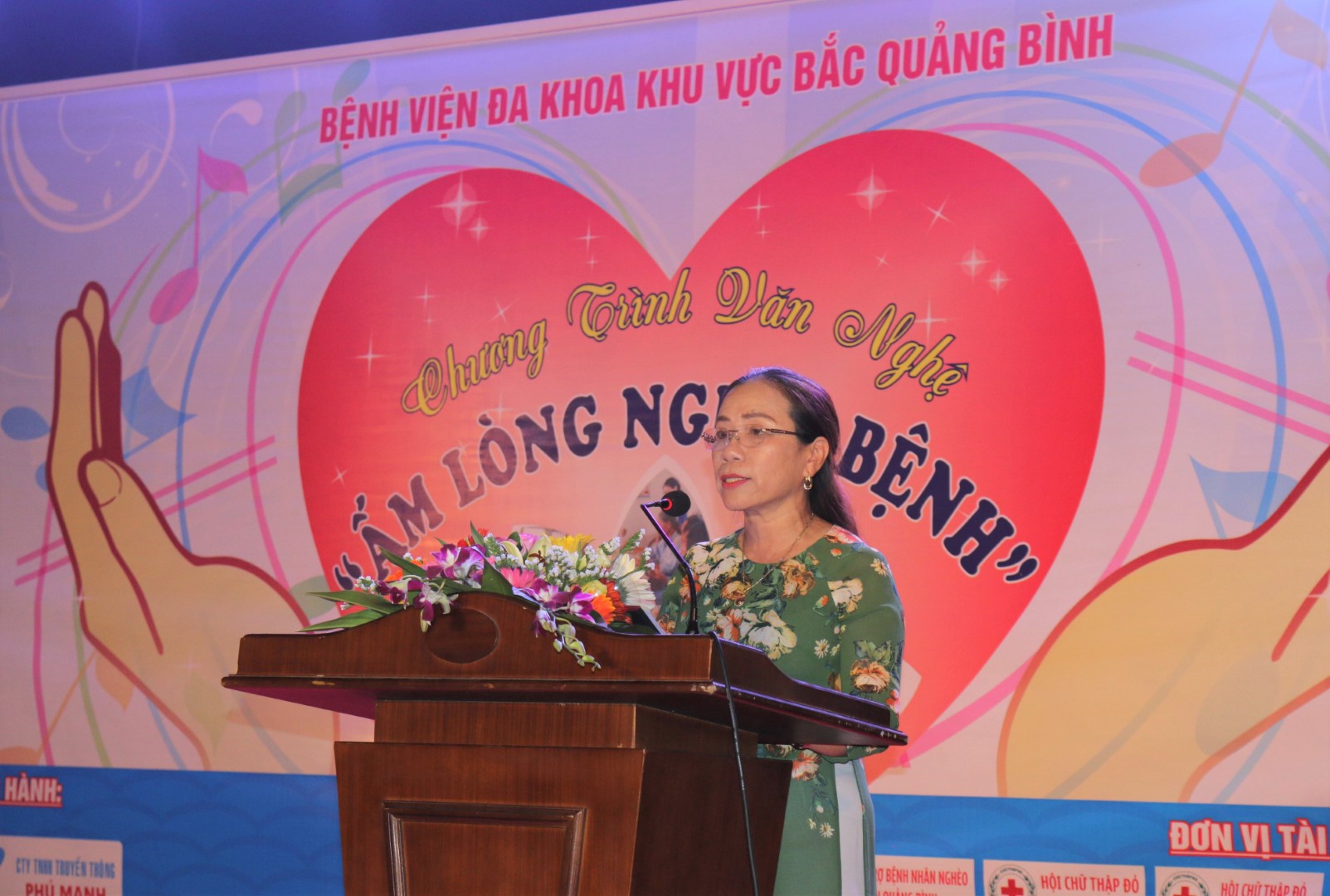 Bác sỹ Nguyễn Thị Ngân là người tích cực tham gia các hoạt động thiện nguyện. Large