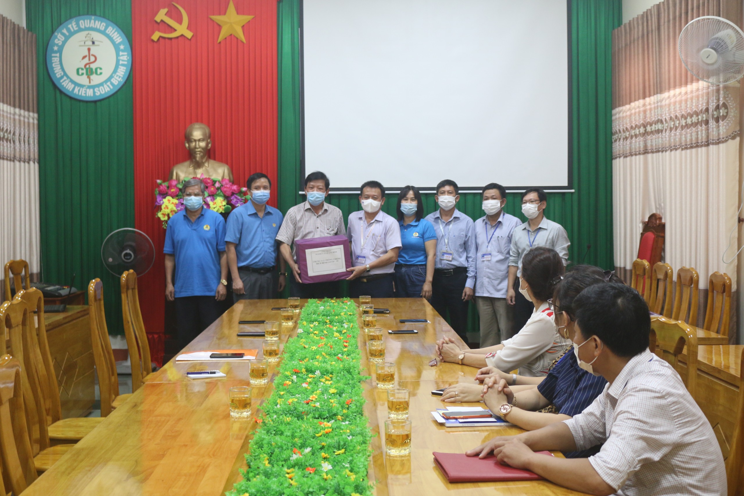 Bác sỹ Phan Thanh Hải Phó giám đốc Chủ tịch công đoàn ngành trào qìa hổ trợ công tác phòng chống Covid cho Trung tâm Kiểm soát bệnh tật