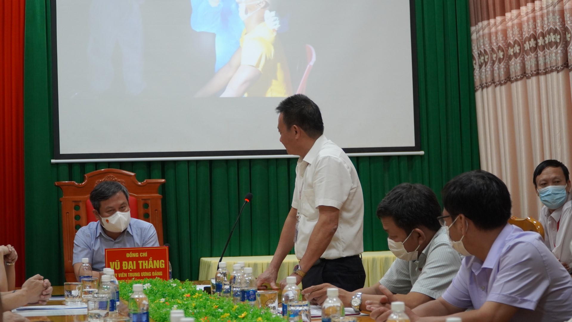 Bác sỹ Đỗ Quốc Tiệp Giám đốc CDC Quảng Bình báo cáo tại buổi làm việc 0000000 Large