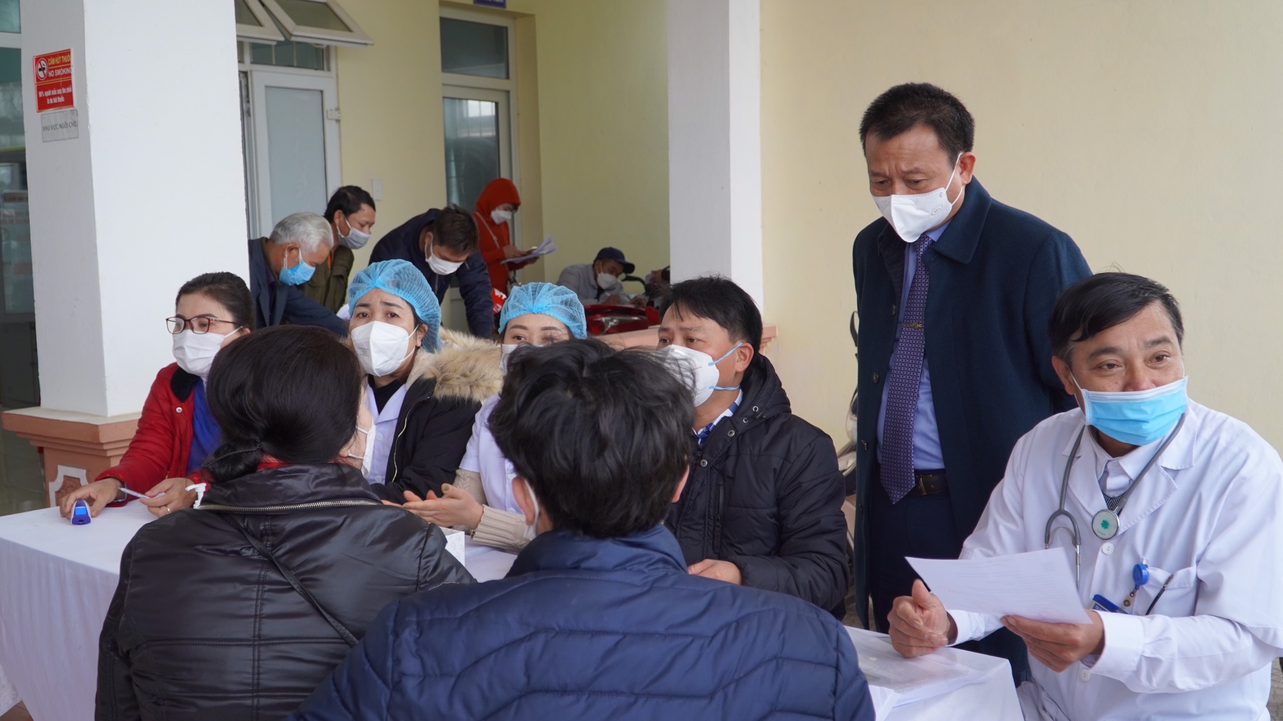 Bác sỹ Đỗ Quốc Tiệp Giám đốc CDC Quảng Bình giám sát tại điểm tiêm Trạm Y tế phường Quảng Long