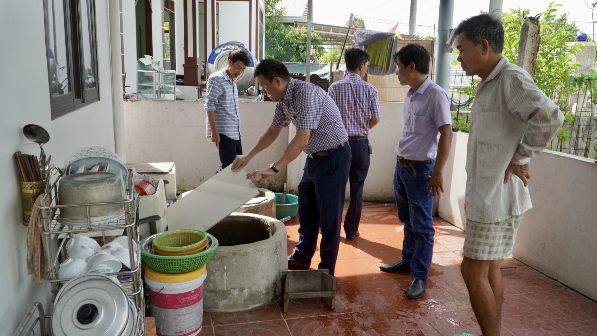 Bác sỹ Đỗ Quốc Tiệp Giám đốc Trung tâm Kiểm soát bệnh tật tỉnh trực tiếp kiểm tra giám sát công tác phòng chống sốt xuất huyết tại Lệ Thủy