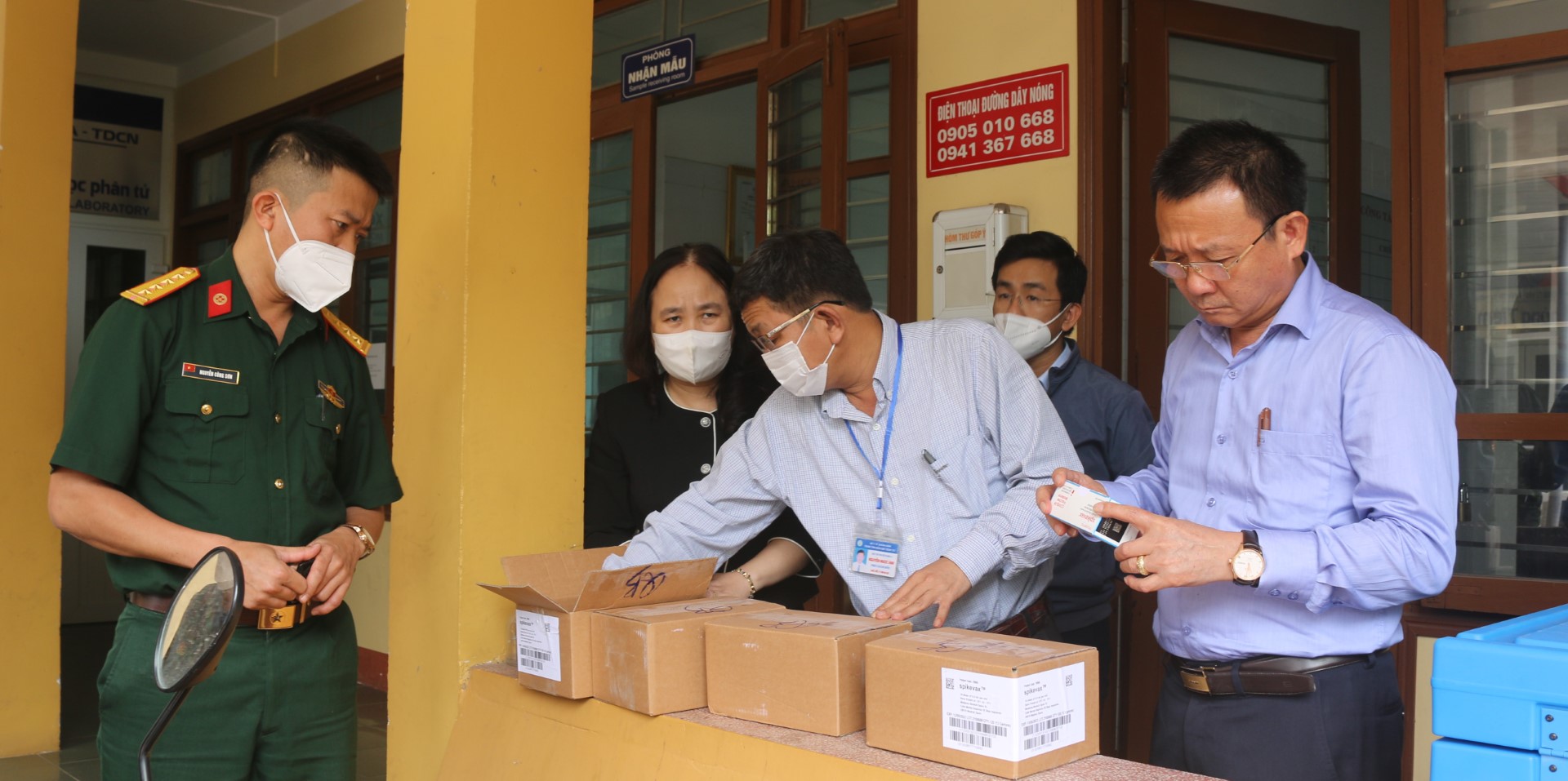 Bác sỹ Đỗ Quốc Tiệp Giám đốc Trung tâm và các bộ phận liên quan kiểm tra tiếp nhận vắc xin theo quy định của Bộ Y tế Custom