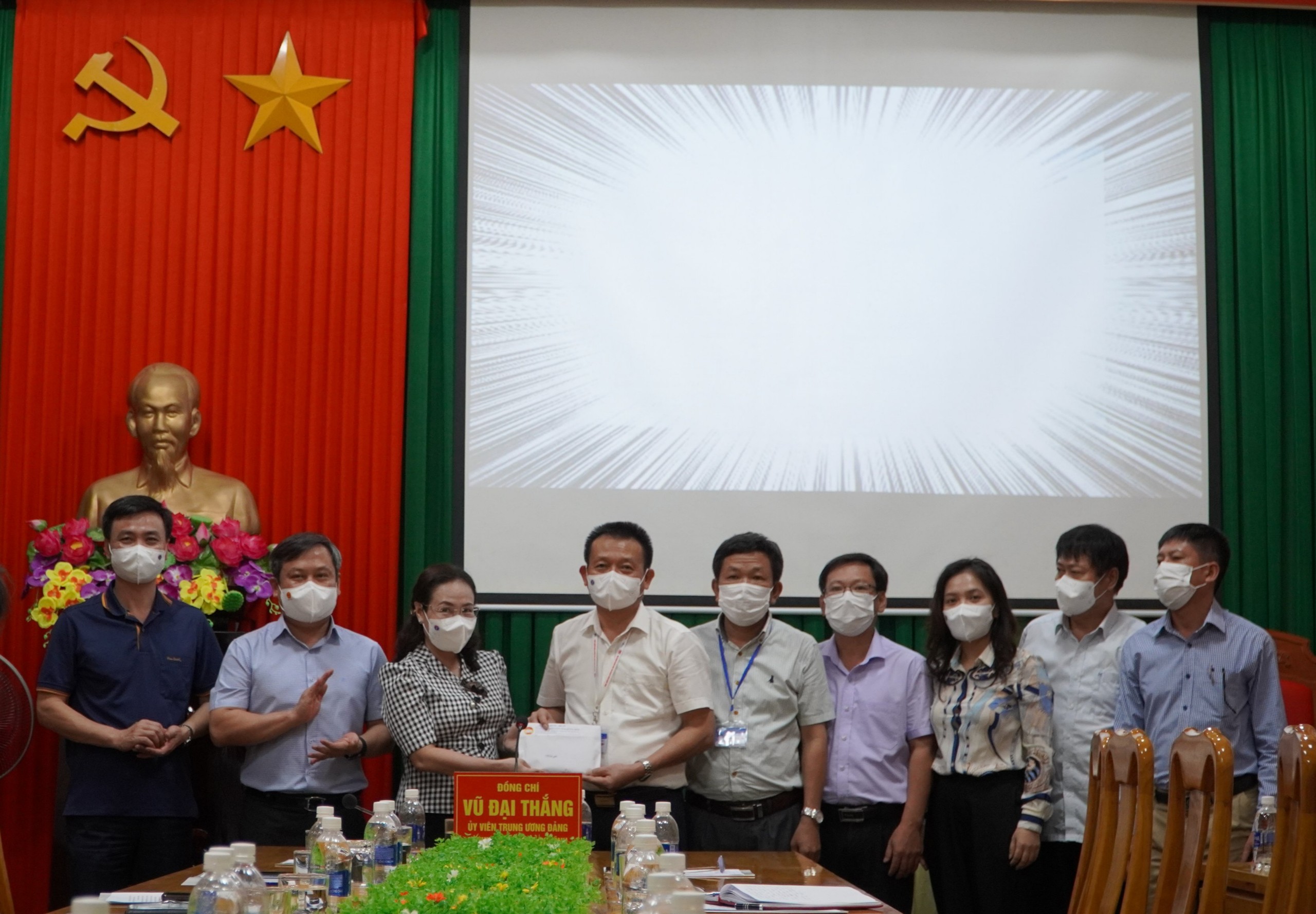 Bí thư Tỉnh ủy Vũ Đại Thắng và đồng chí Chủ tịch Ủy ban MTTQVN tỉnh Phạm Thị Hân tặng quà cho cán bộ nhân viên CDCjpg