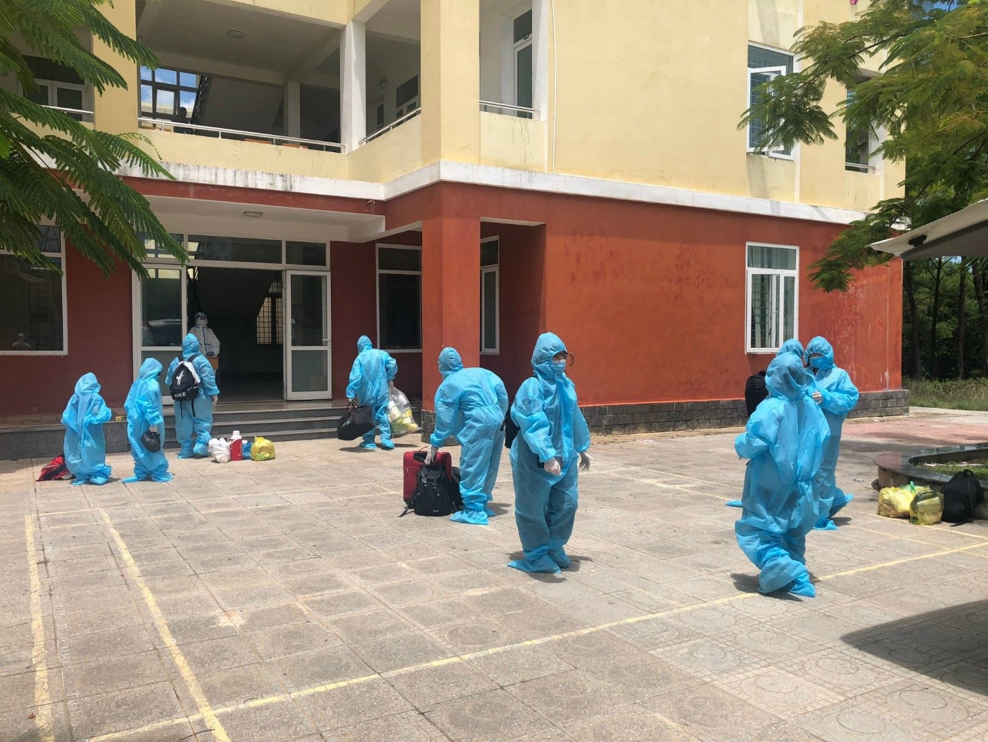 Bệnh nhân Covid 19 được đưa về Cơ sở điều trị bệnh nhân Covid 19 cấp 1 trường Cao đẳng Luật miền Trung