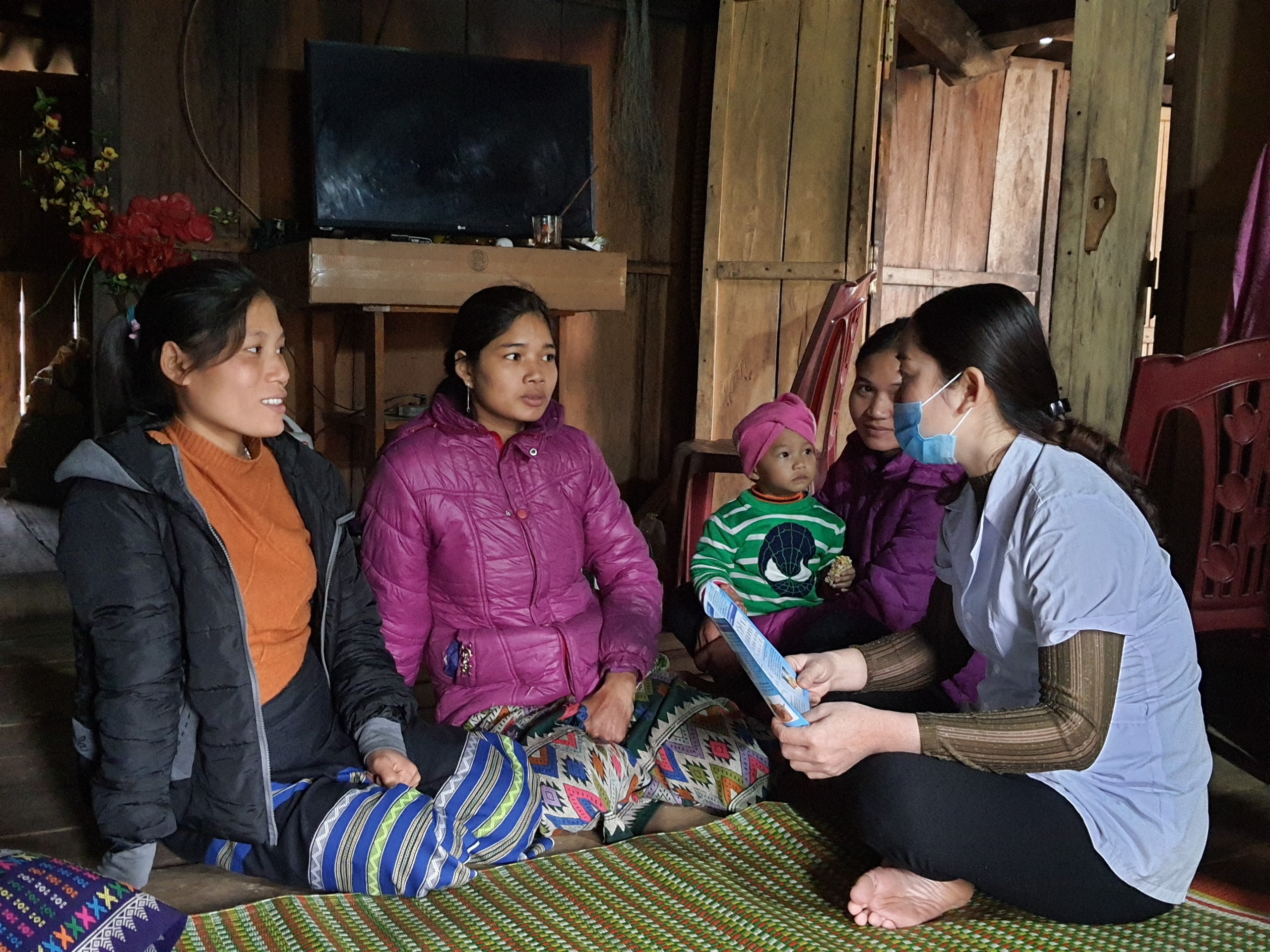 CB_Trạm_y_tế_xã_Dân_Hoá_đang_tư_vấn_về_chế_độ_dinh_dưỡng_cho_bà_mẹ_mang_thai_tại_Bản_Y_Leng_xã_Dân_Hoá_huyện_Minh_Hoá_2.jpg