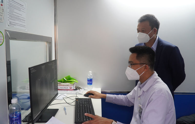 CDC Quảng Bình chụp chụp XQ phổi cho phạm nhân bằng xe X Quang kỹ thuật số lưu động 2