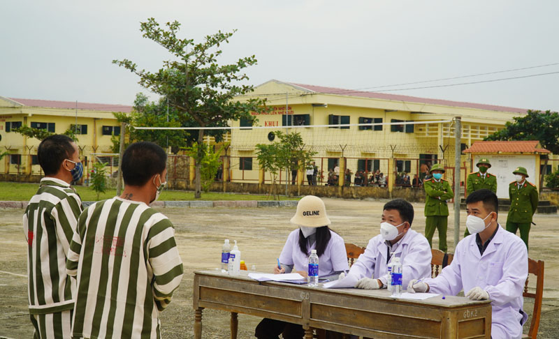 CDC Quảng Bình chụp chụp XQ phổi cho phạm nhân bằng xe X Quang kỹ thuật số lưu động 4