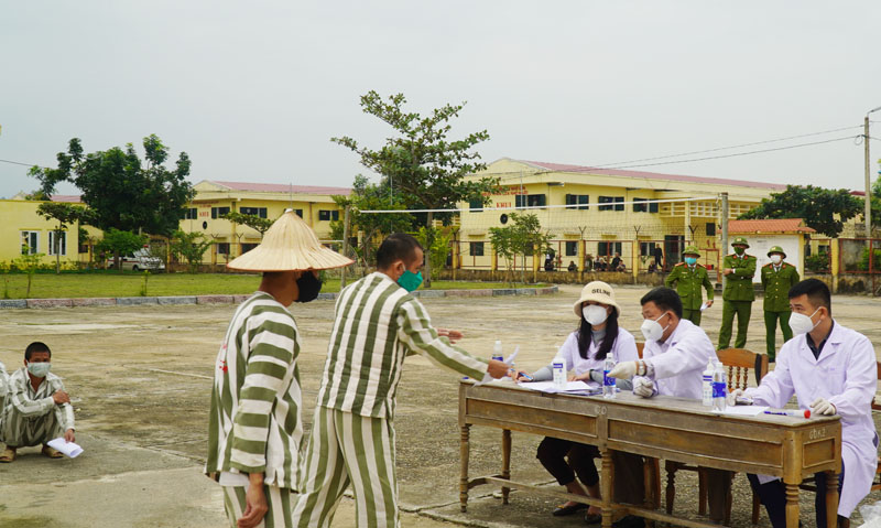 CDC Quảng Bình chụp chụp XQ phổi cho phạm nhân bằng xe X Quang kỹ thuật số lưu động 6