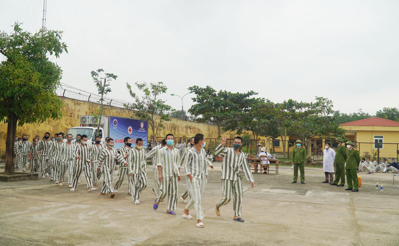 CDC Quảng Bình chụp chụp XQ phổi cho phạm nhân bằng xe X Quang kỹ thuật số lưu động 9