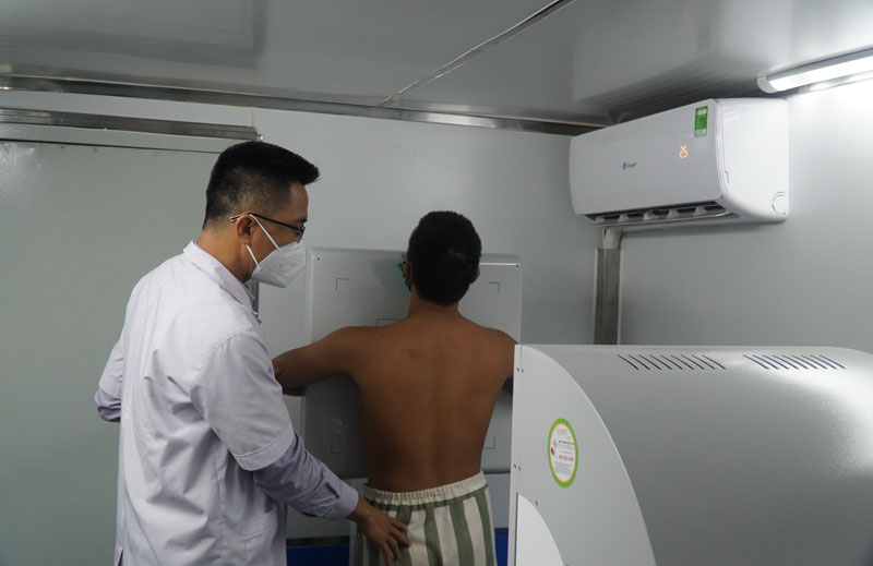 CDC Quảng Bình chụp chụp XQ phổi cho phạm nhân bằng xe X Quang kỹ thuật số lưu độngjpg