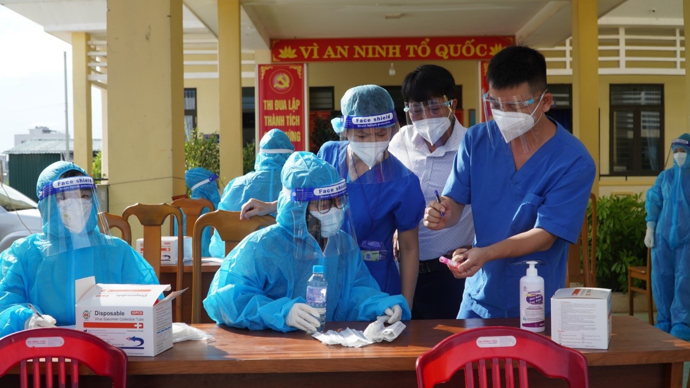 CDC Quảng Bình phối hợp với các lực lượng y tế tại địa phương đang tăng tốc lấy mẫu xét nghiệm đối với các trường hợp F1